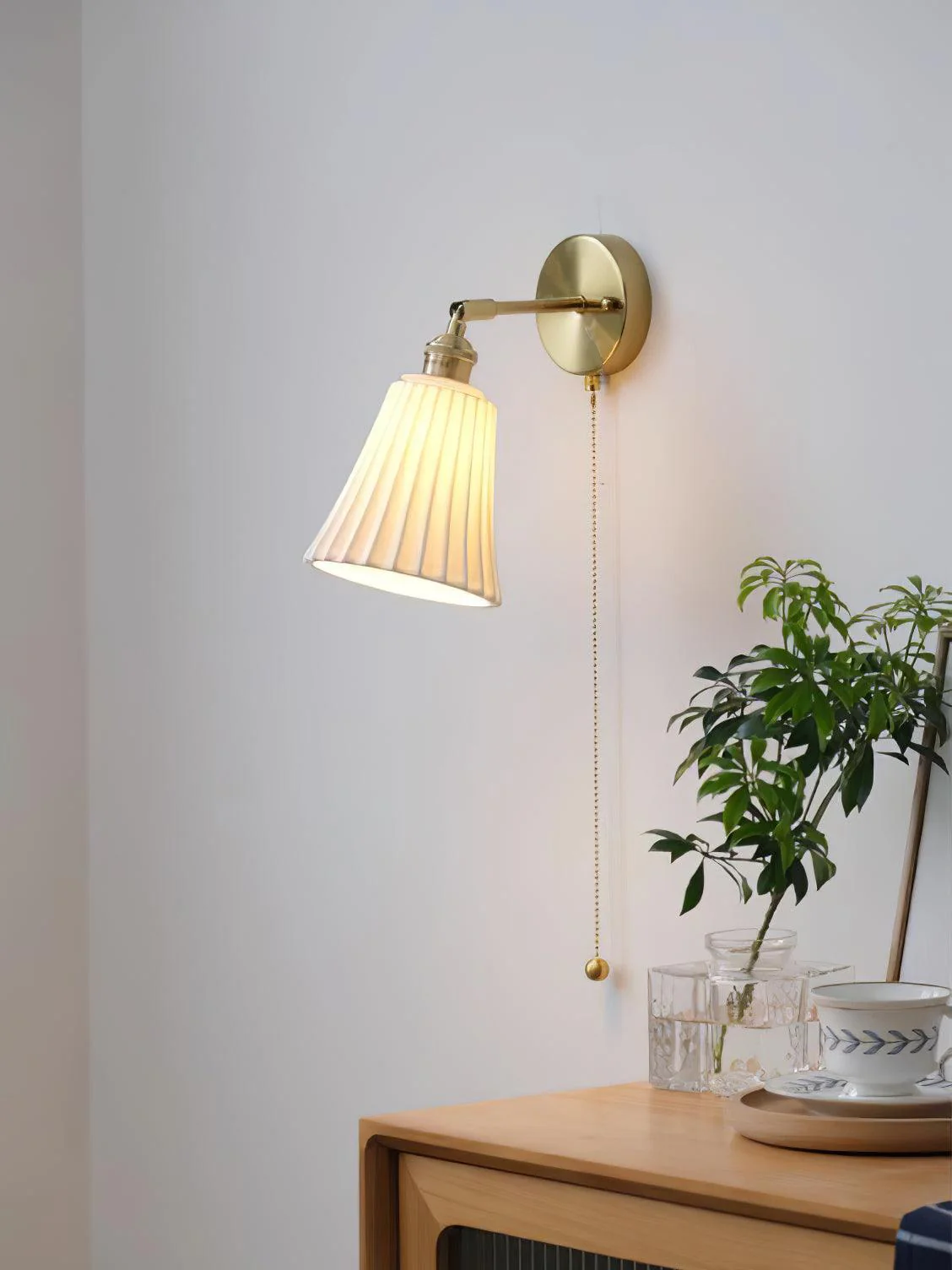 Trumpet Ceramic Wall Light - Set of 2 / Brass & White Ceramic