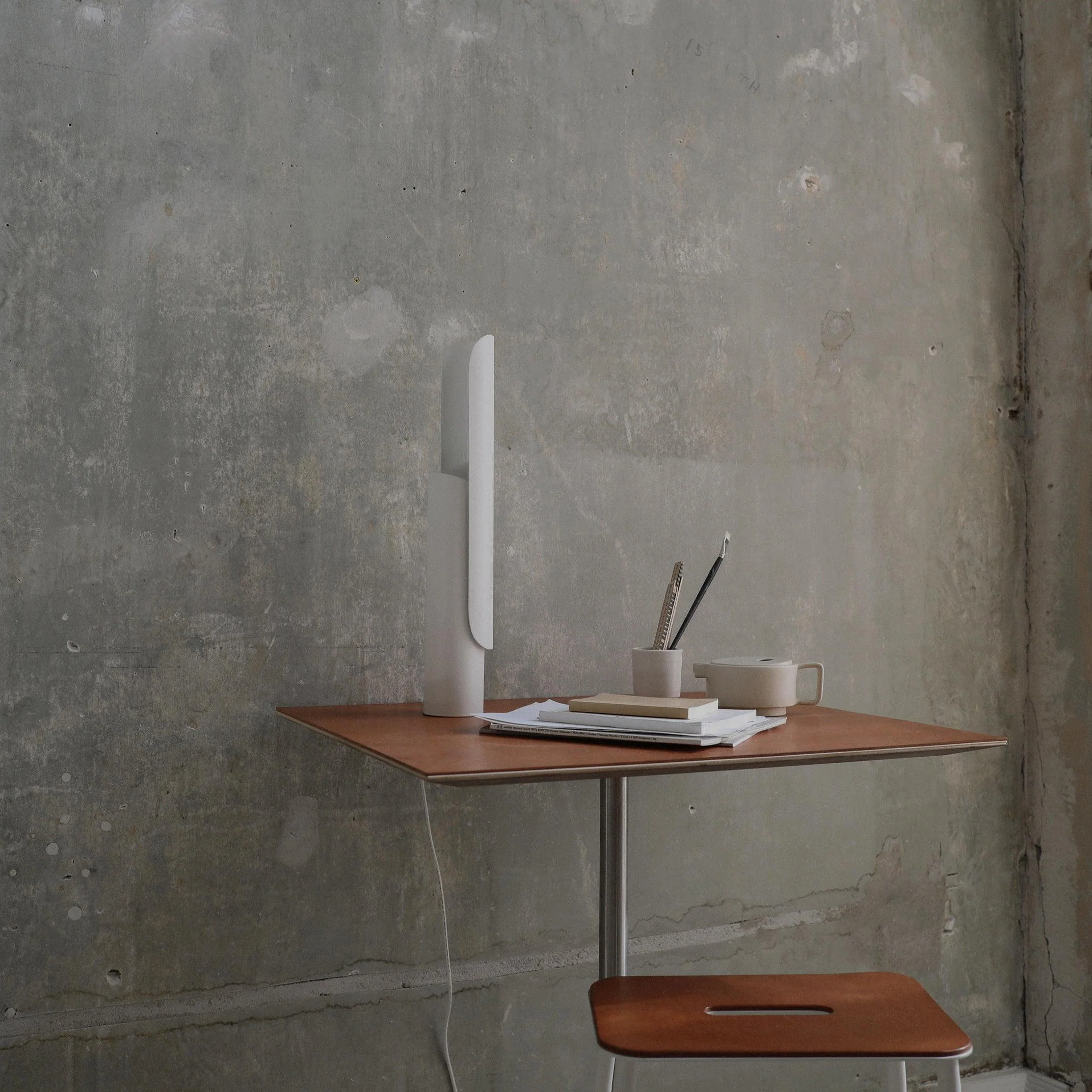 Настольный светильник T-Table - ∅30см x 30см, черный