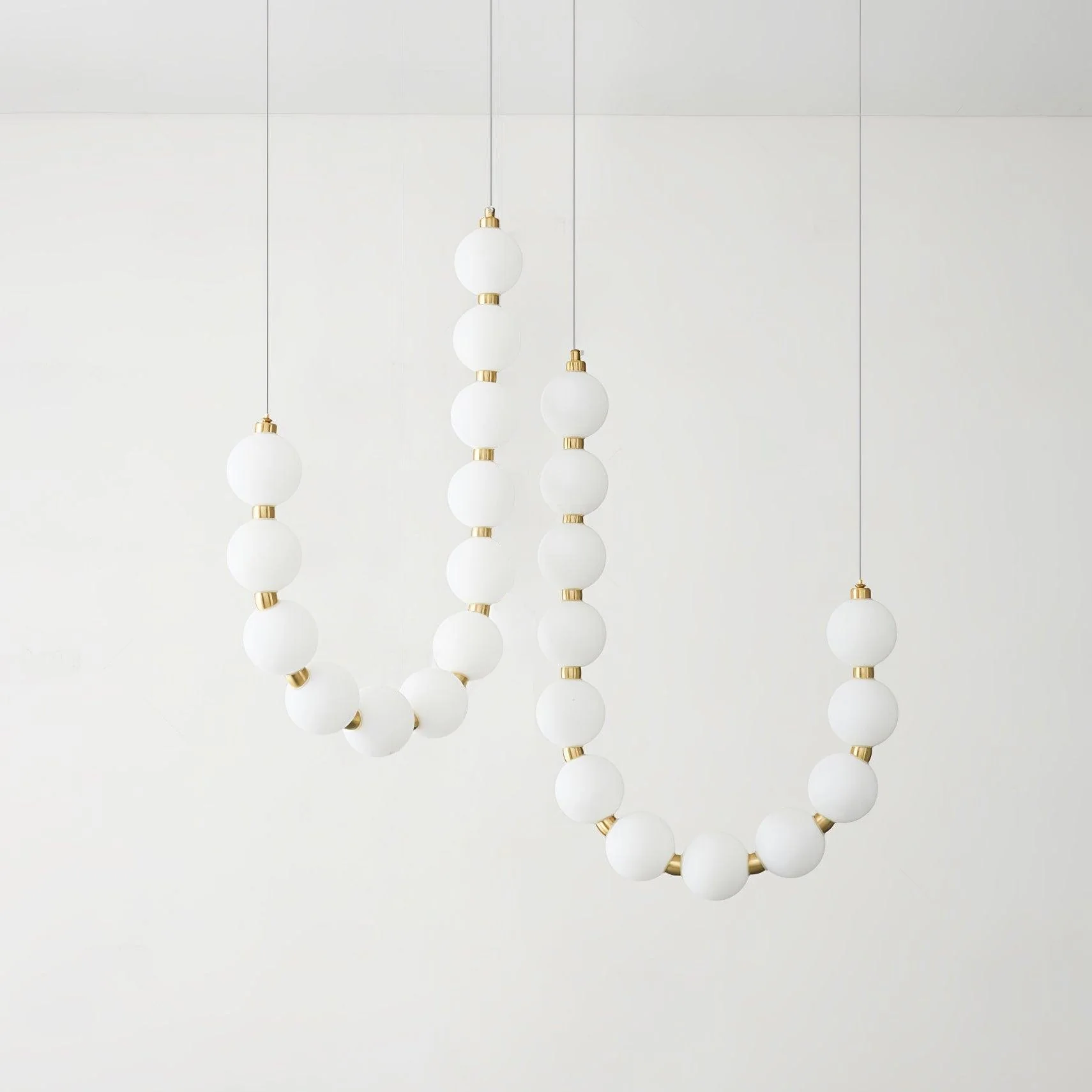 Люстра Glass Pearl Necklace - ∅56см x 90см, латунь, белый, холодный свет
