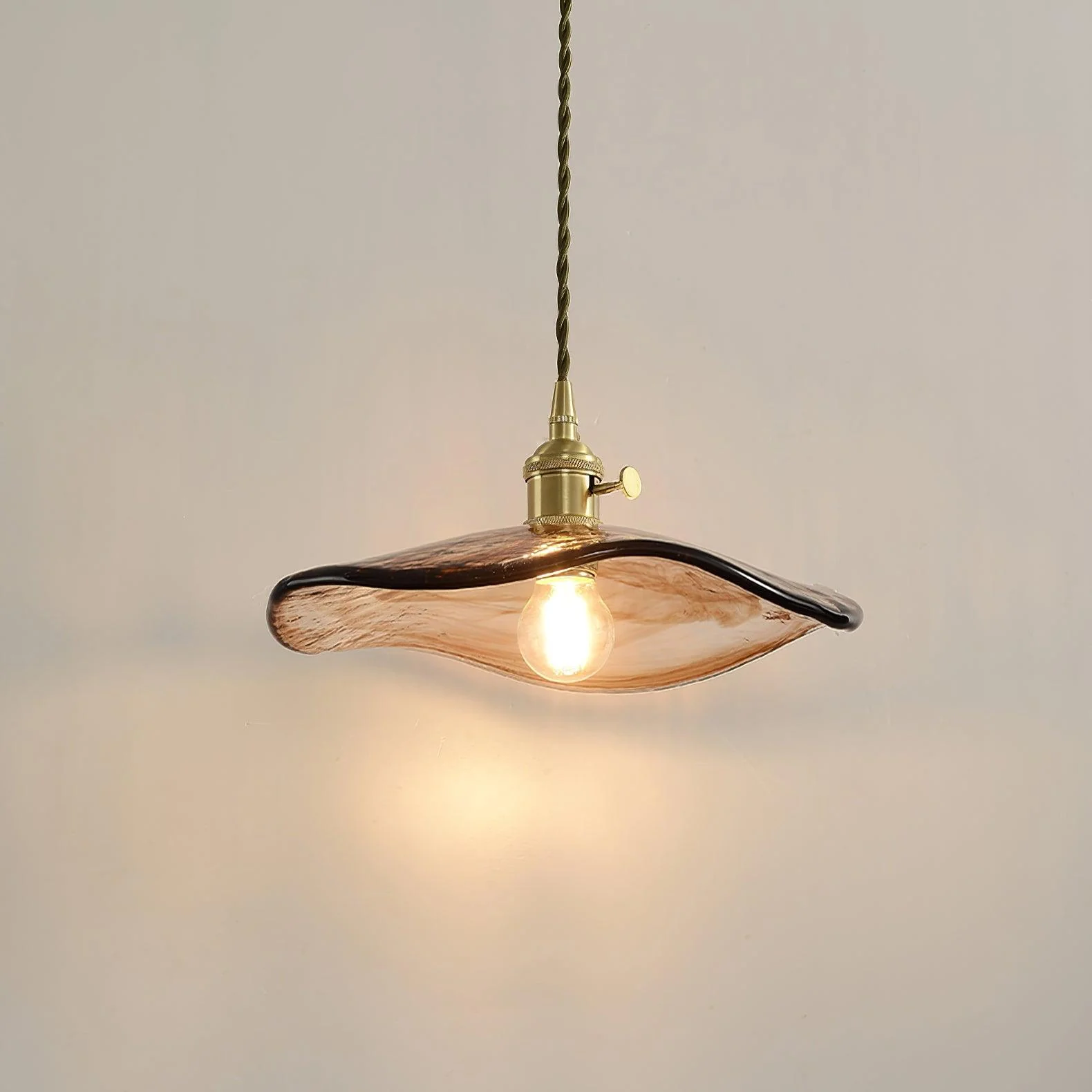 Подвесной светильник Flower Petal Glass - ∅27см x 12см, латунь, янтарь