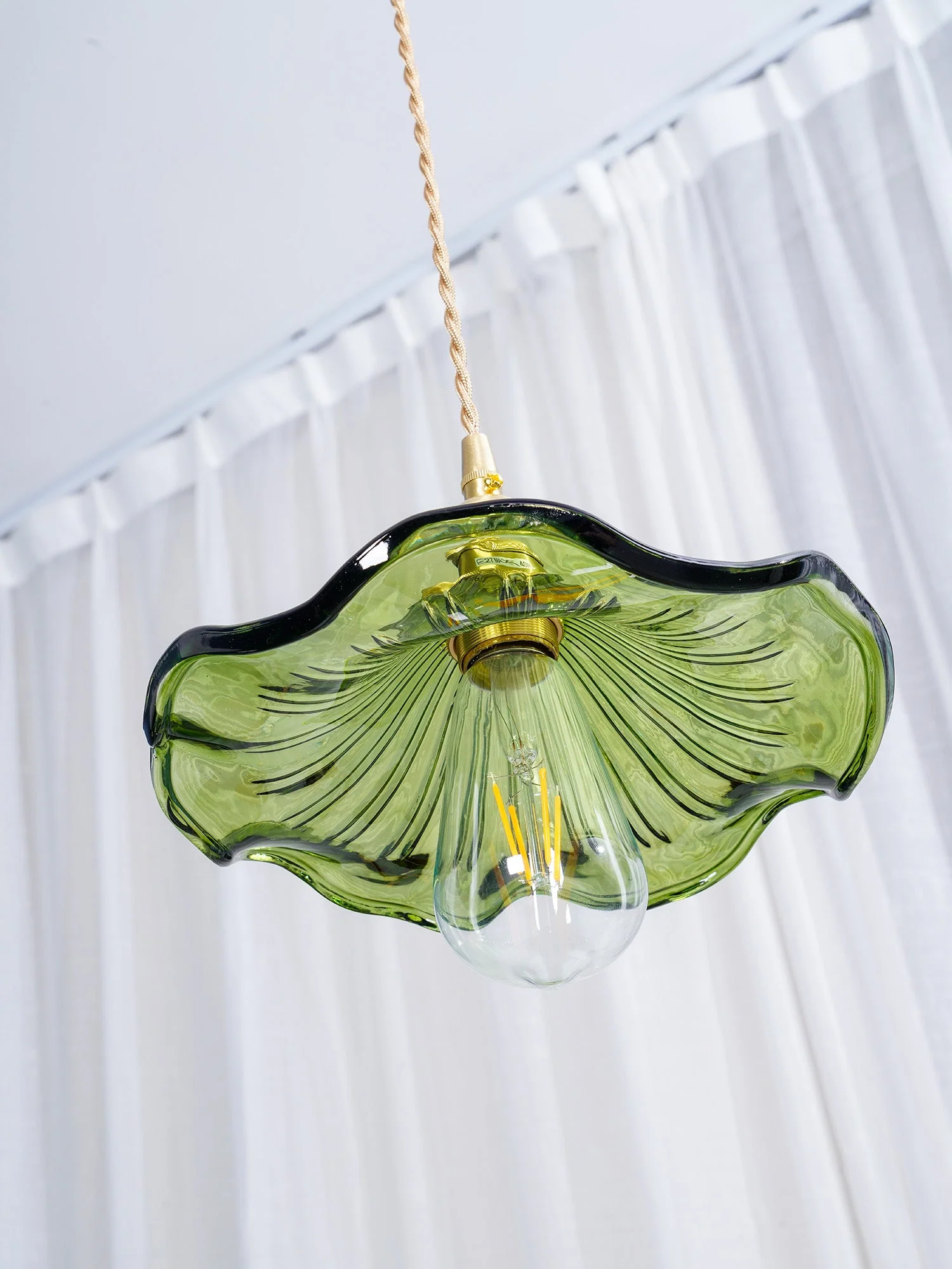 Потолочный светильник Glass Hibiscus Flower Swag - ∅25см x 12см, черный провод, золотой, прозрачный, черный провод