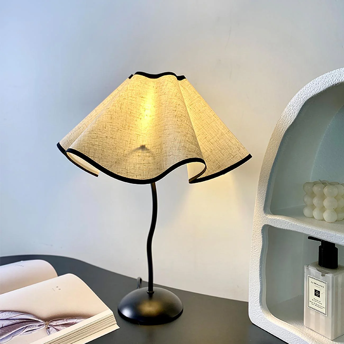 Cora Table Lamp - ∅ 14.1″ x H 18.5″ / Dia 36cm x H 47cm / Black+White Linen / UK plug