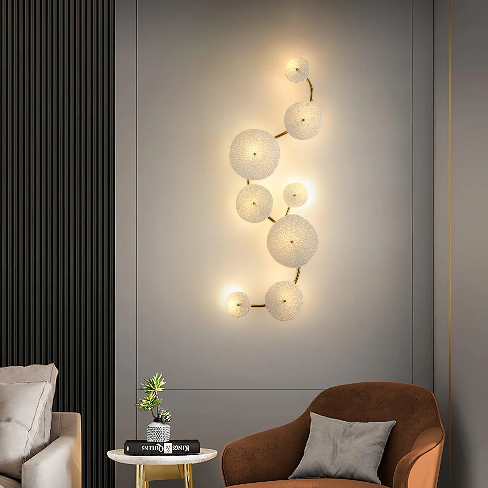 Настенный светильник Lotus Petal - 8 источников света 95см x 28см, золотой, белая керамика