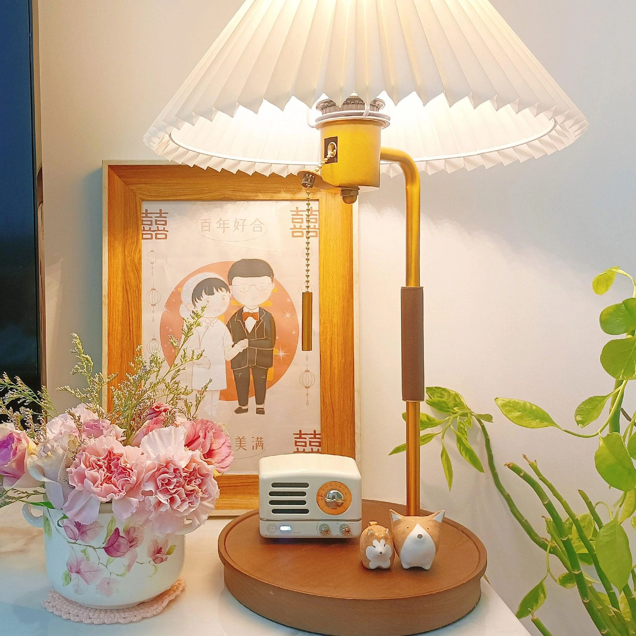 Настольный светильник Wooden Retro - ∅31см x 52см, орех, серый, версия с беспроводной зарядкой