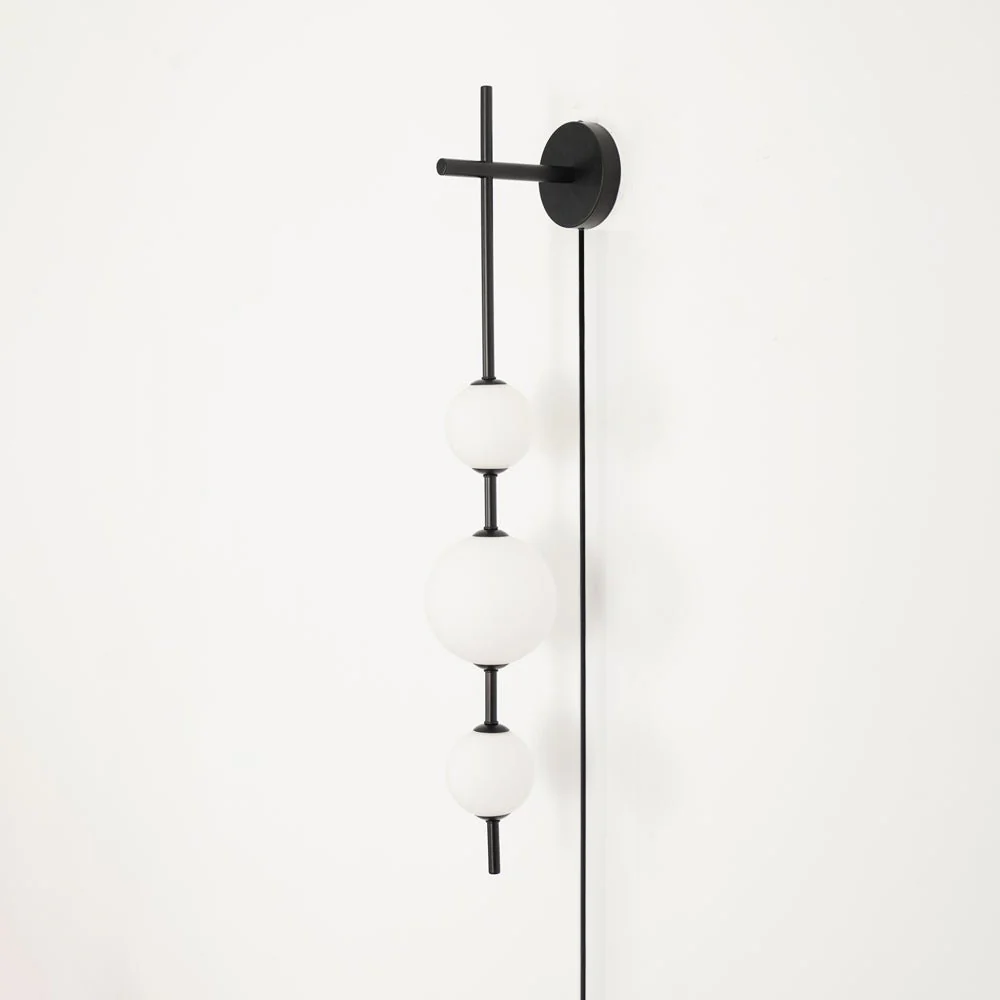 Настенный светильник Vertical Globe Plug-in - ∅15см x 65см, никель, стеклянный шар