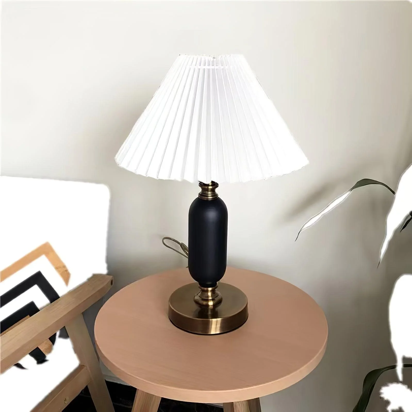 Classic Antique Table Lamp - ∅ 9.4″ x H 17.7″ / Dia 24cm x H 45cm / Model B / UK plug