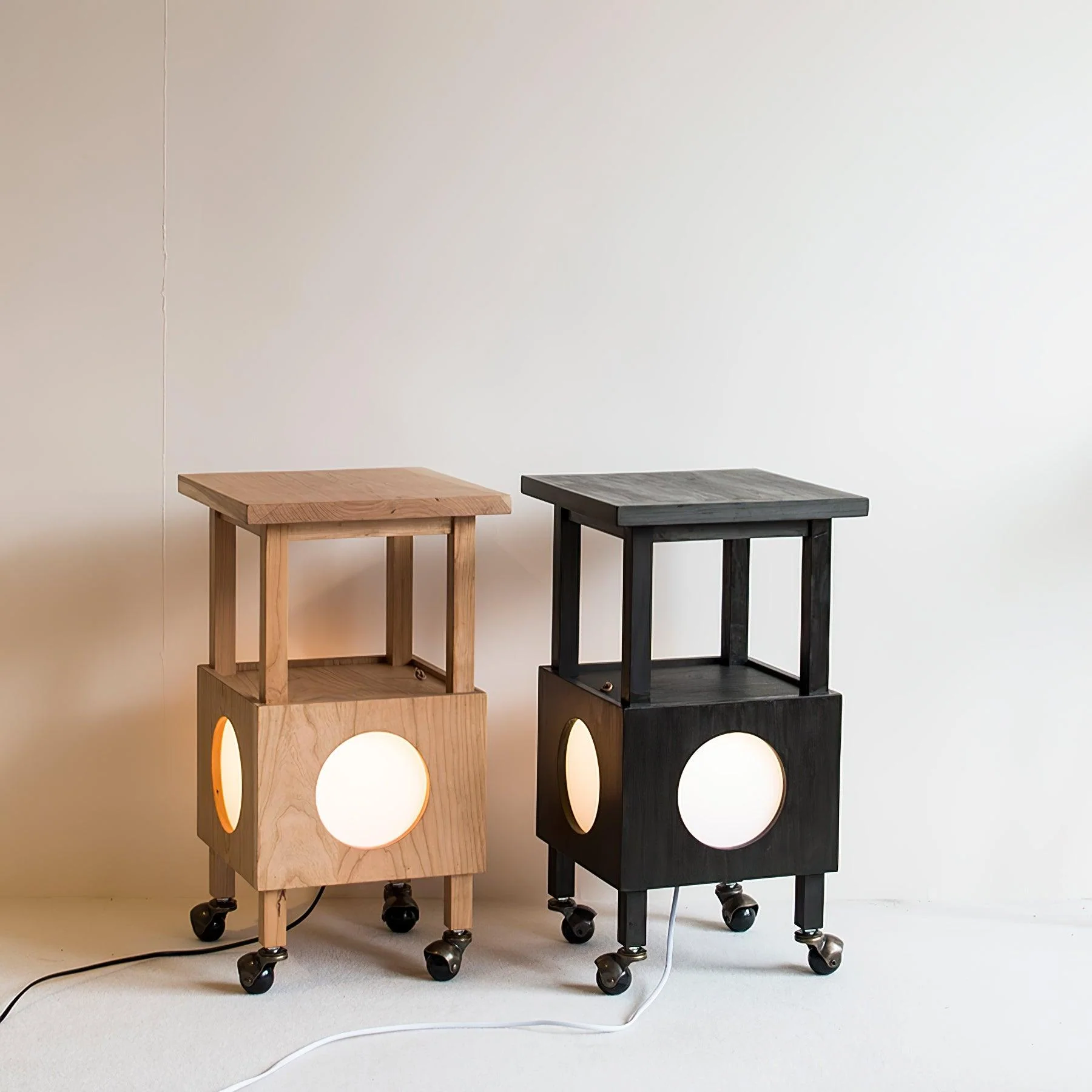 Настольный светильник Cubby Mobile - 30см x 30см x 55см, цвет вишни, матовый белый