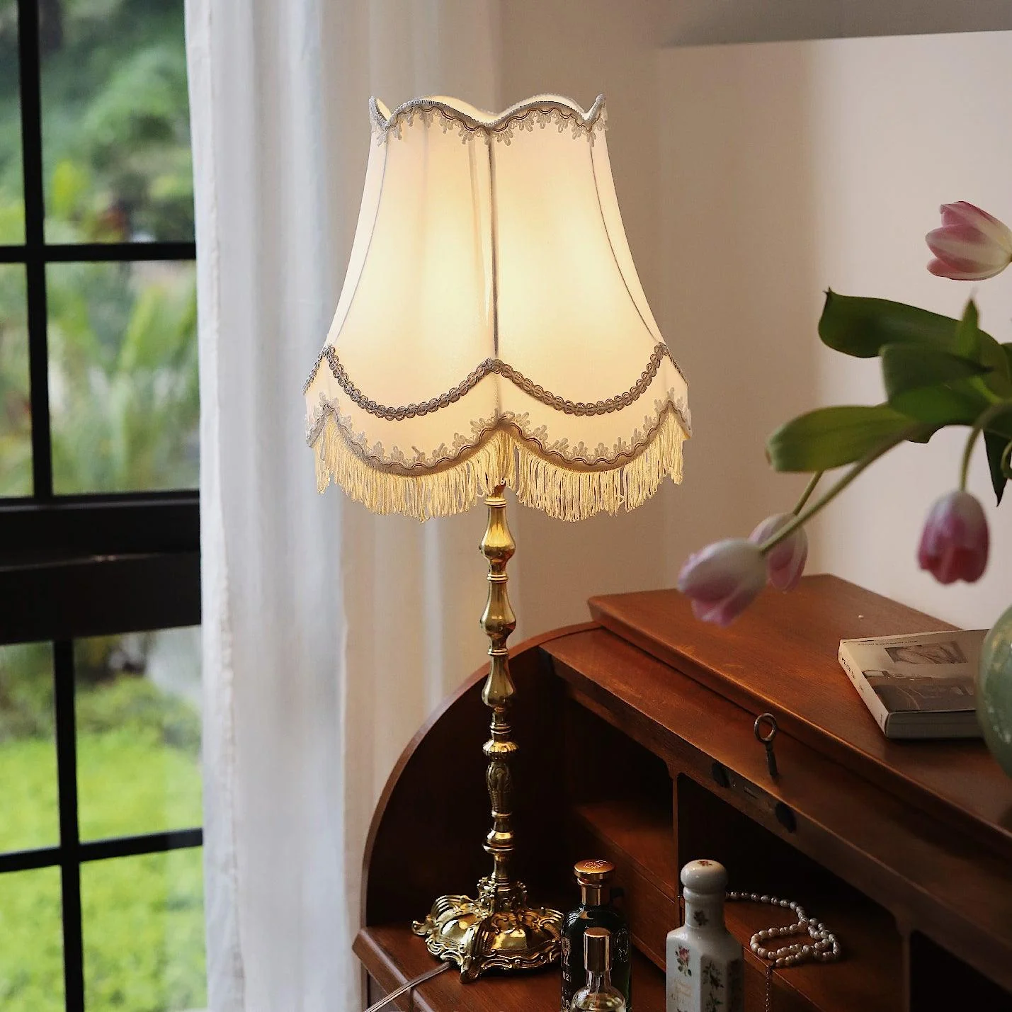 Pantalla Table Lamp - ∅ 11.8″ x H 26.8″ / Dia 30cm x H 68cm / Brass & White / UK plug