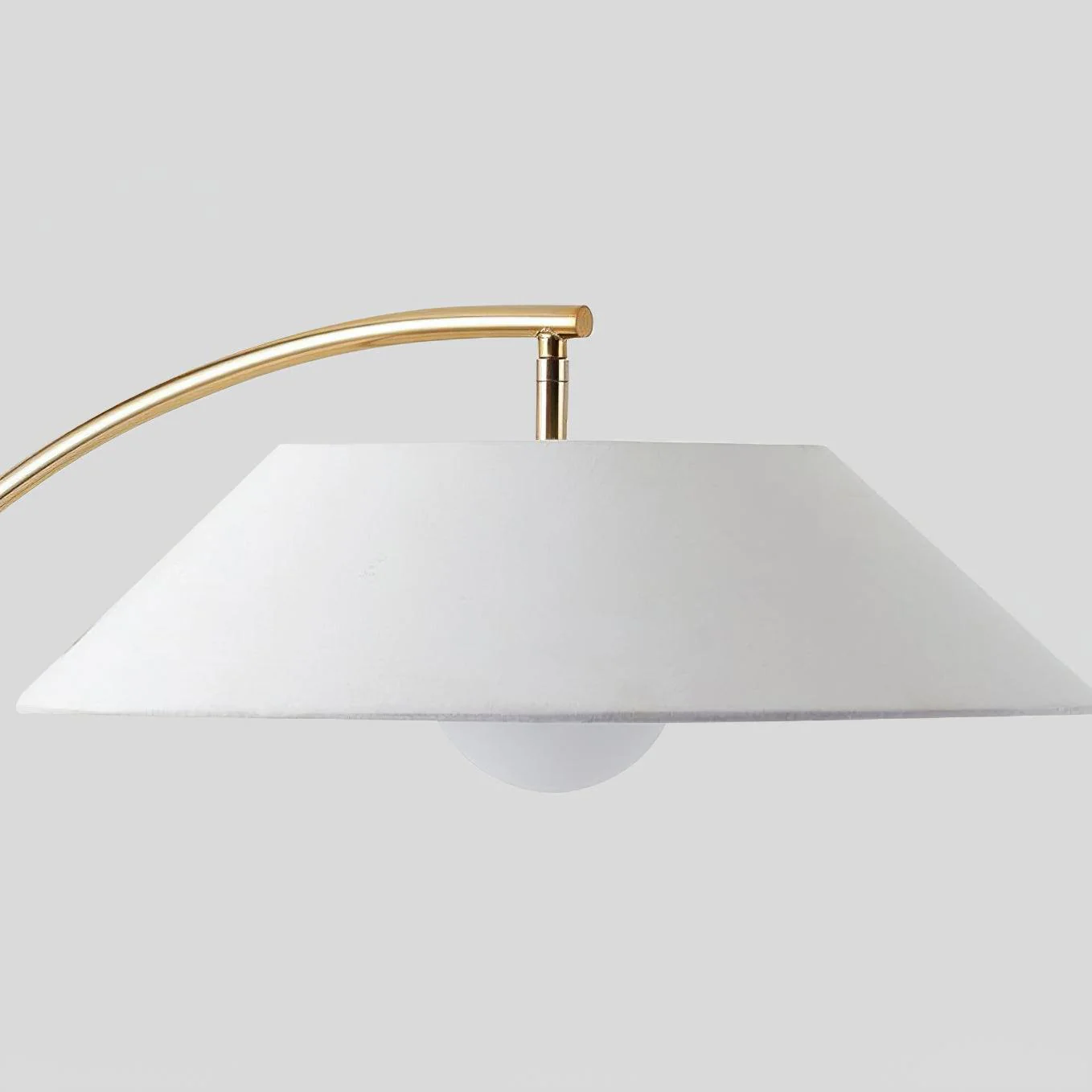 Circo Floor Lamp - ∅ 34.4″ x H 70.9″ / Gold+White / US plug