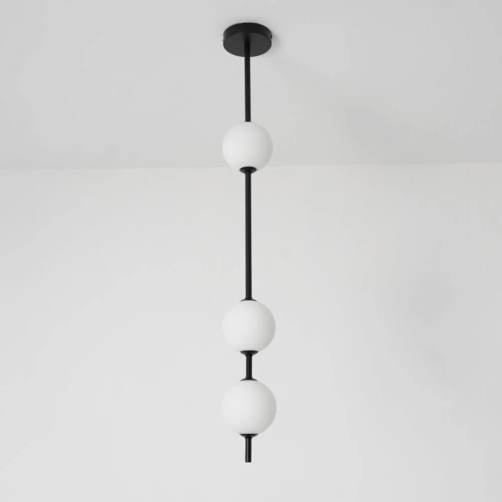 Подвесной светильник Vertical Balls - 5 источников света ∅12см х 154см, латунь, пластиковый шар, теплый свет