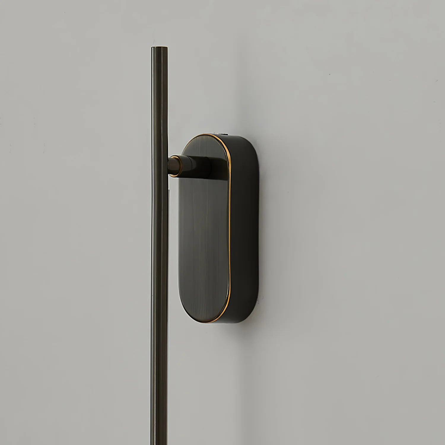 Настенный светильник Stick Shaped Metal - 5см x 8см x 95см, оксидированный черный, теплый свет, диммер