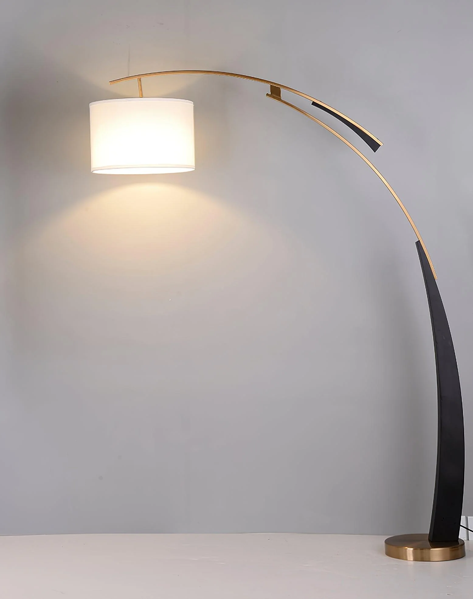 Matterhorn Arc Floor Lamp - L 47.2″ x H 70.9″ / L 120cm x H 180cm / Black+Gold plated / US plug