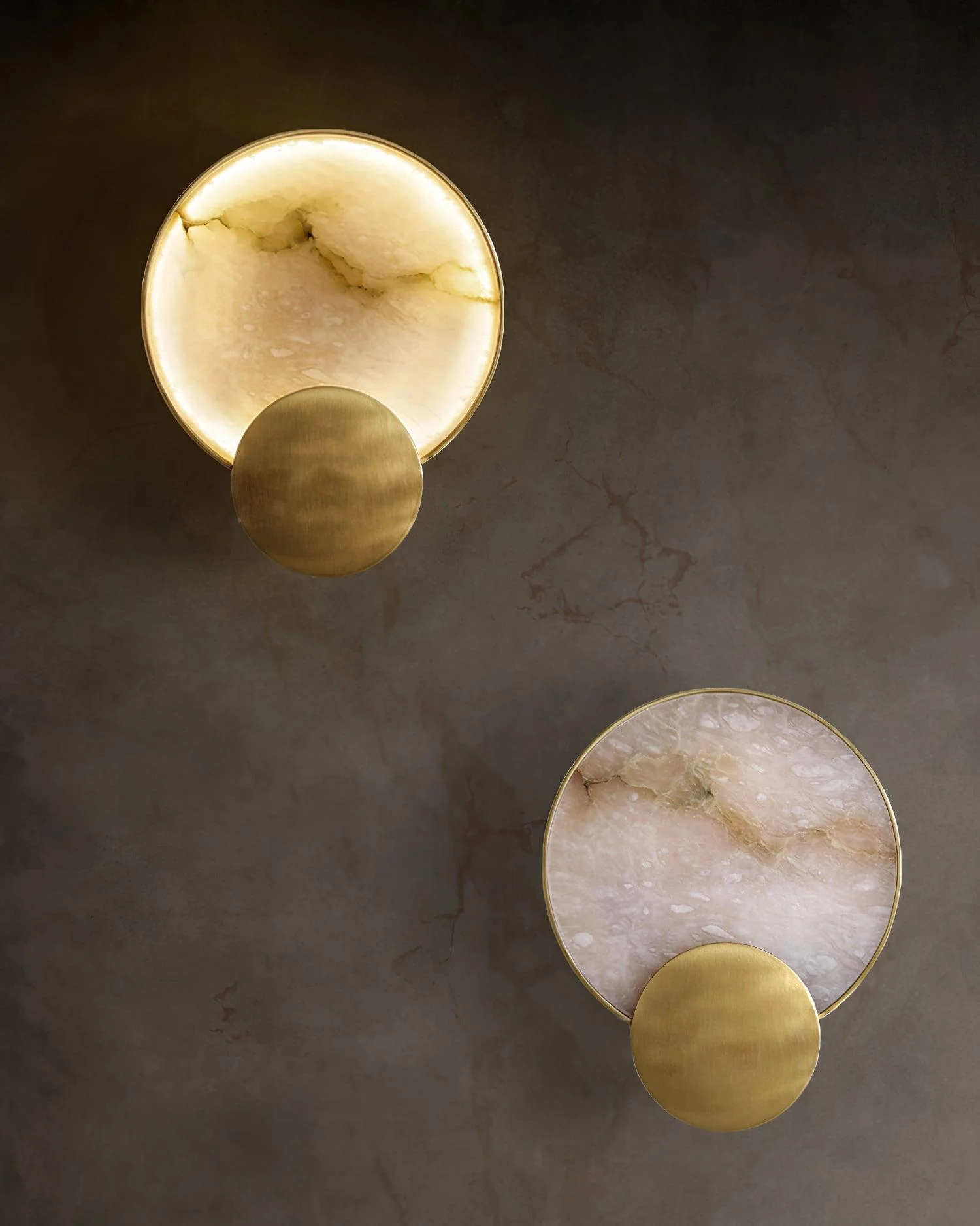 Terra Svet Wall Lamp - ∅ 8.6″ x H 11.4″ Set of 2 / Gold & White Alabaster / Cool White