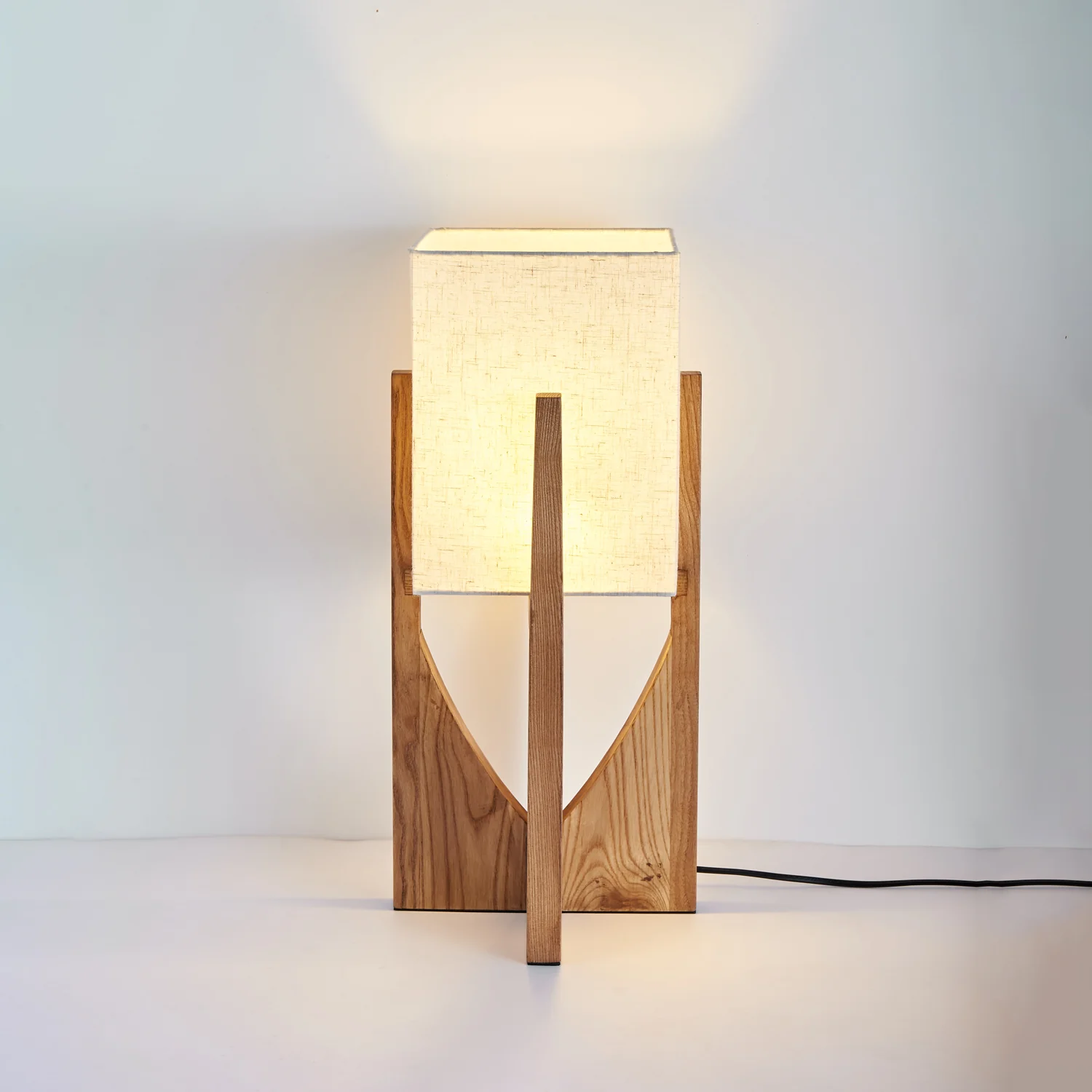 Fairbanks Floor Lamp - ∅ 9.1″ x H 20.5″ / Dia 23 cm x H 52 cm / Dark wood color / AU plug