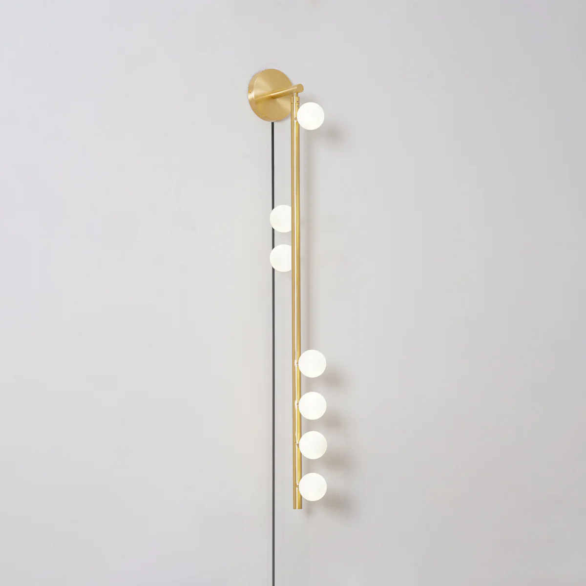 Настенный светильник Brass Glass Tube Plug-in - 7 источников света ∅12см x 100см, латунь, белый