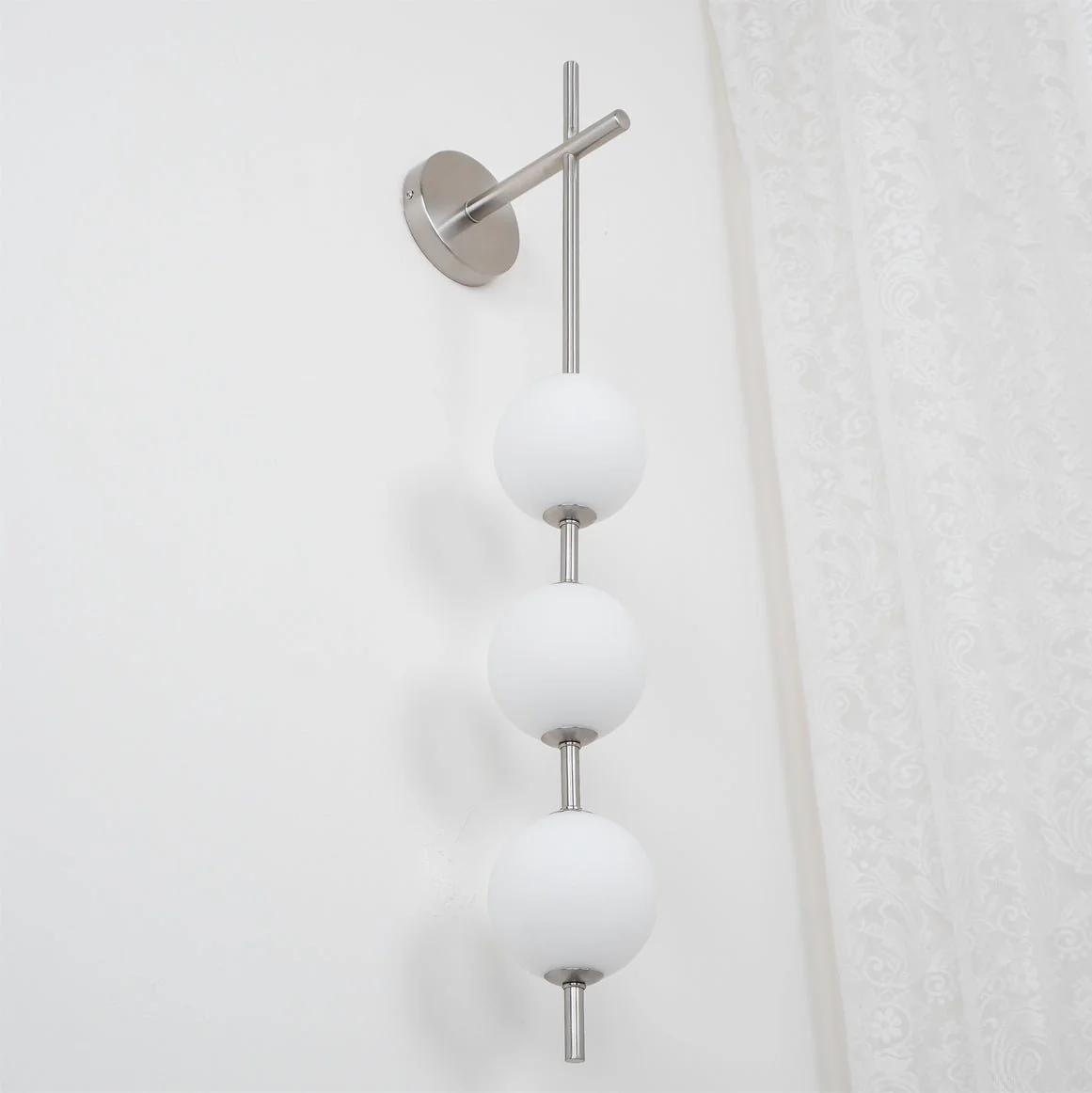 Настенный светильник Vertical Globe - ∅15см x 65см, латунь, стеклянный шар, нейтральный свет