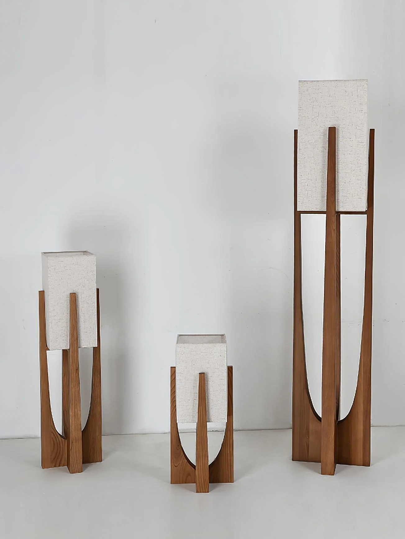 Fairbanks Floor Lamp - ∅ 9.1″ x H 20.5″ / Dia 23 cm x H 52 cm / Dark wood color / AU plug
