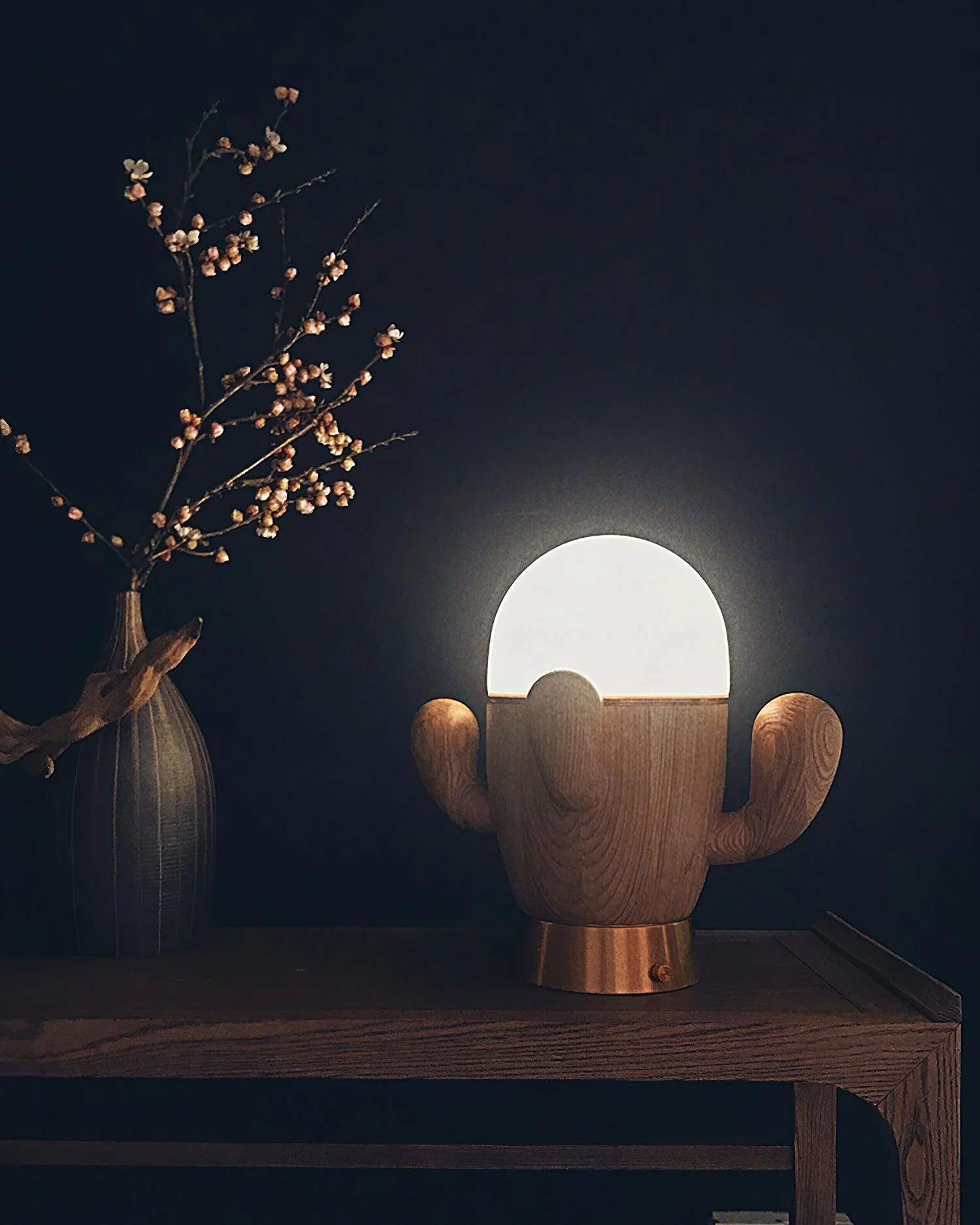 Настольный светильник Wooden Cactus - ∅25см x 29см, орех, теплый свет