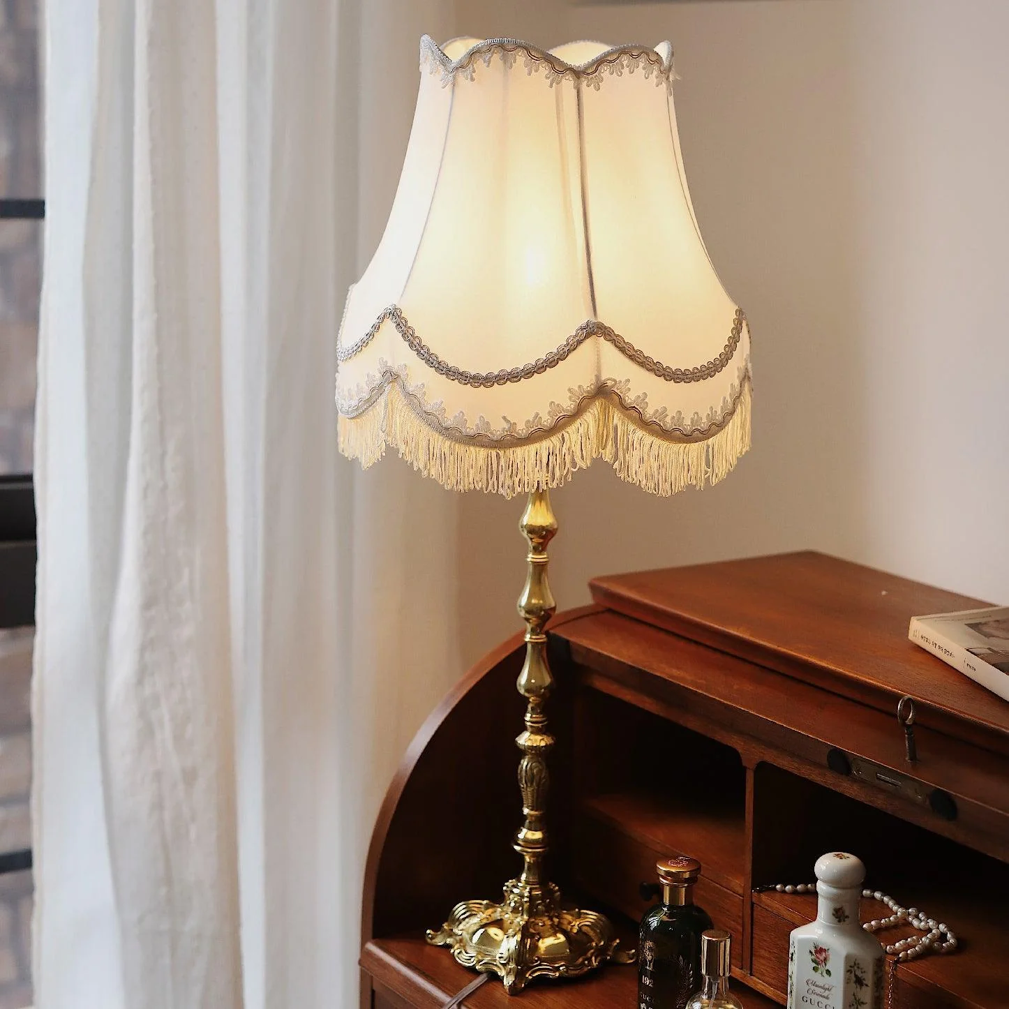 Pantalla Table Lamp - ∅ 11.8″ x H 26.8″ / Dia 30cm x H 68cm / Brass & White / UK plug