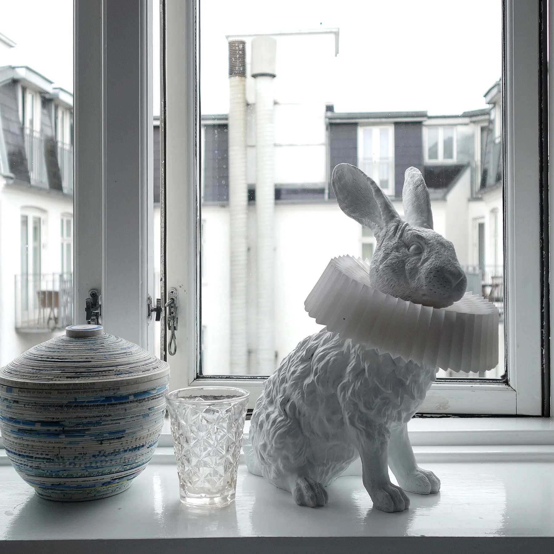 Rabbit X Table Lamp - Sit: ∅ 11.8″ x H 12.6″ / Cool Light / UK plug
