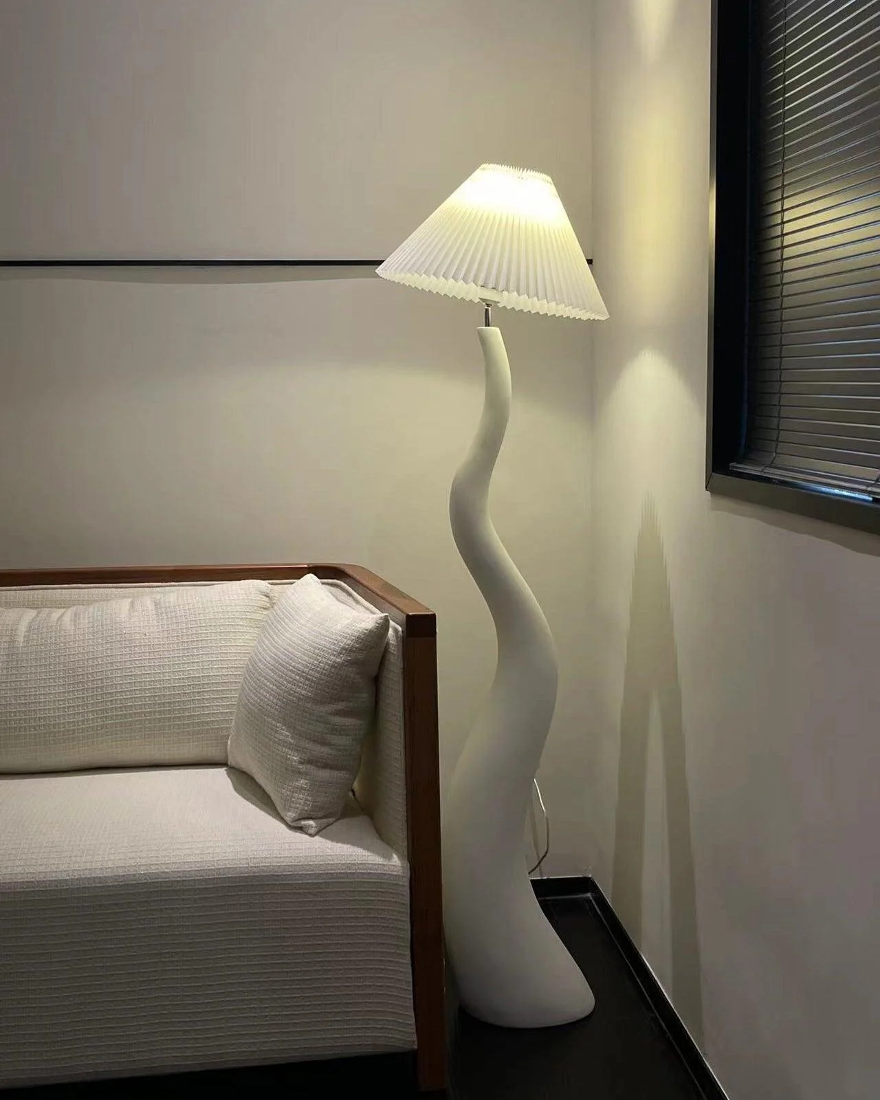 Twisted Pleated Floor Lamp - ∅ 17.7″ x H 64.9″/ Dia 45cm x H 165cm / White / US plug