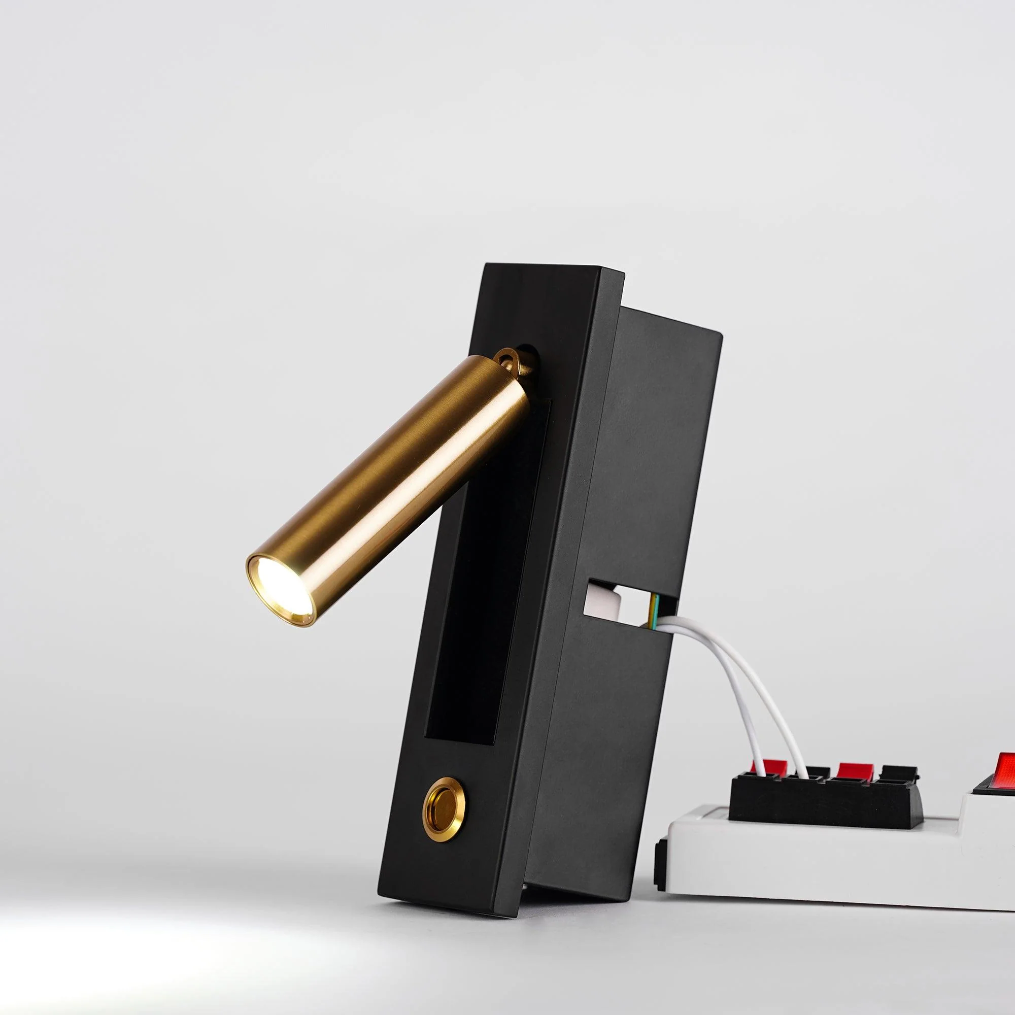 Настенный светильник Embedded Bedside Sconce - прямоугольник, кнопочный переключатель, ∅5см x 18см, матовый черный, медь, теплый свет