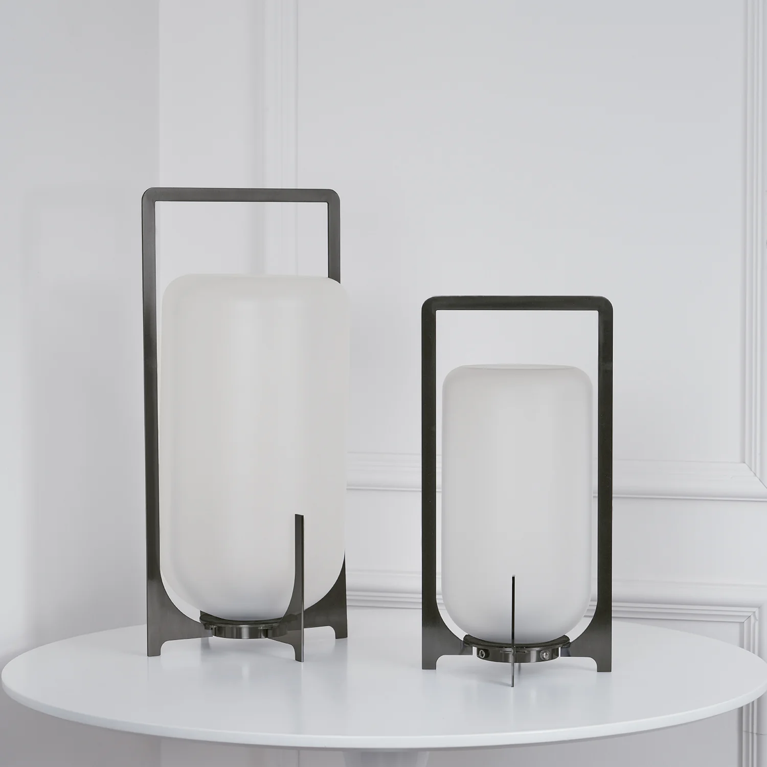 Настольный светильник Steel Twilight Lantern - ∅20см x 38см, серебряный серый, нержавеющая сталь, теплый свет, USB-разъем