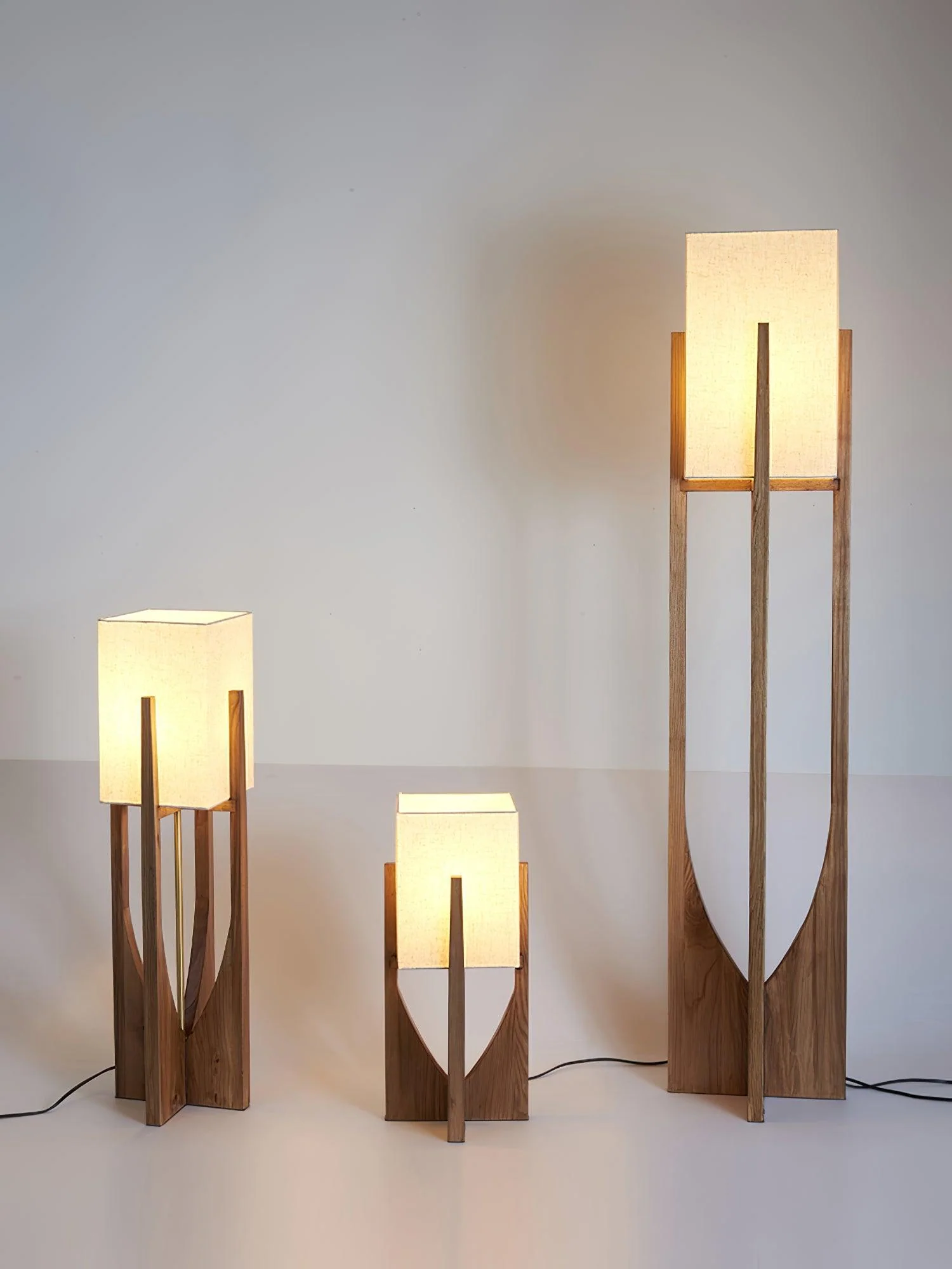 Fairbanks Floor Lamp - ∅ 9.1″ x H 20.5″ / Dia 23 cm x H 52 cm / Dark wood color / AU plug