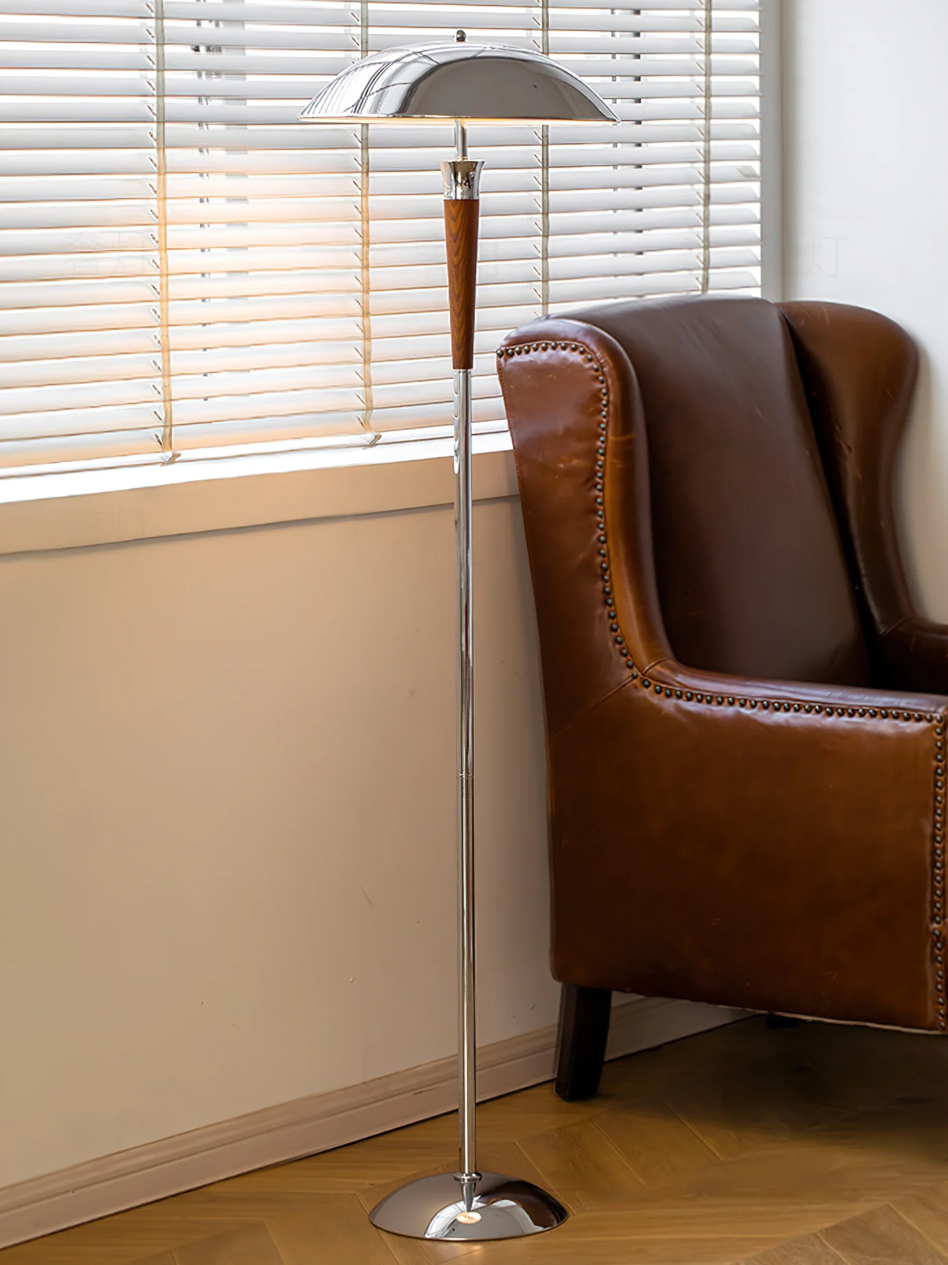 Helmet Floor Lamp - ∅ 15.7″ x H 59.1″ / Dia 40cm x H 150cm / Chrome & Walnut / UK plug