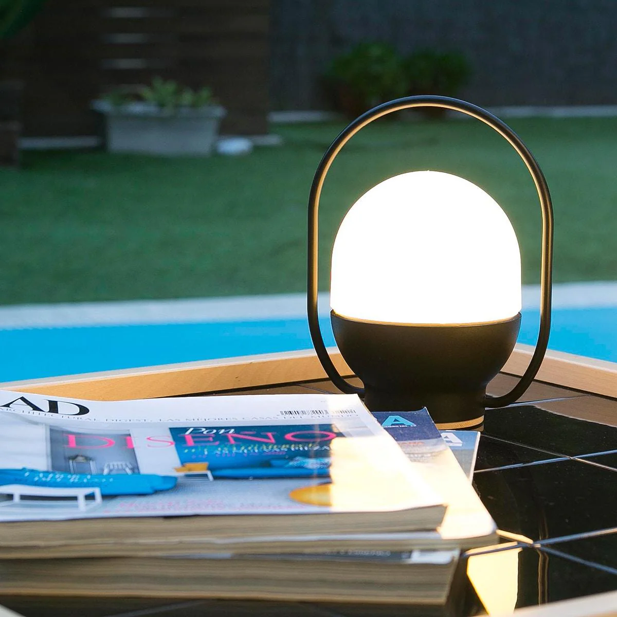 Take Away Table Lamp - ∅ 6.3″ x H 7.9″ / Dia 16cm x H 20cm / Black / AU plug