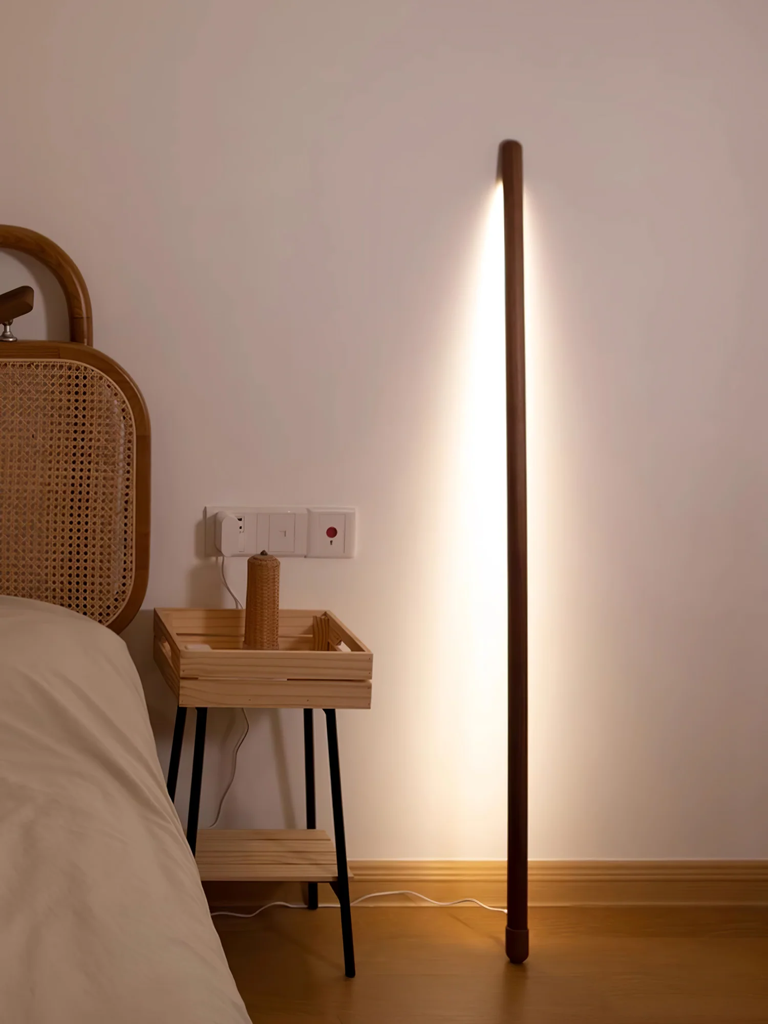 Торшер Line Assist Ambience - ∅3см x 135см, ясень