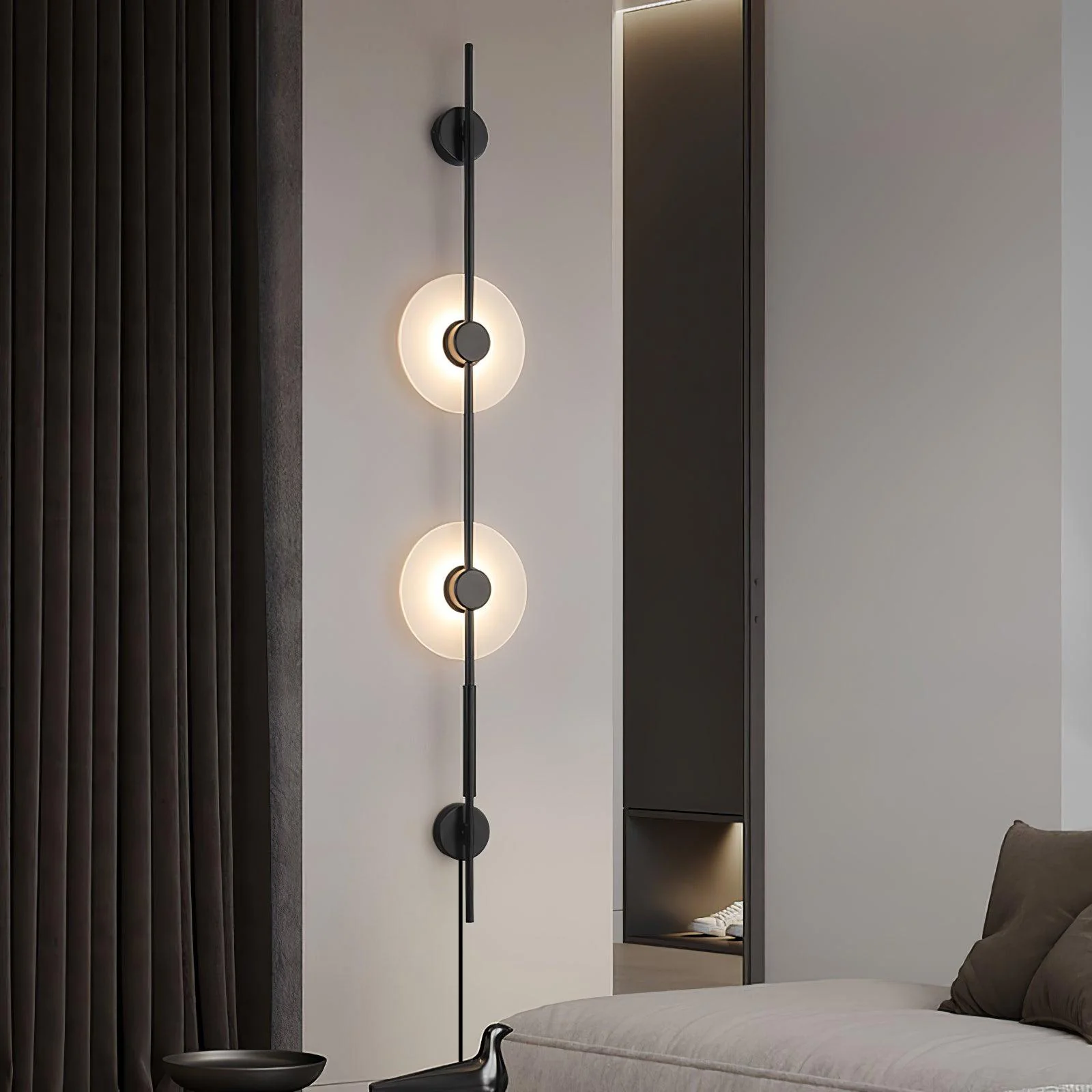 Настенный светильник Alabaster Vertical Plug-in - модель B Black ∅20см x 150см, черный, теплый свет