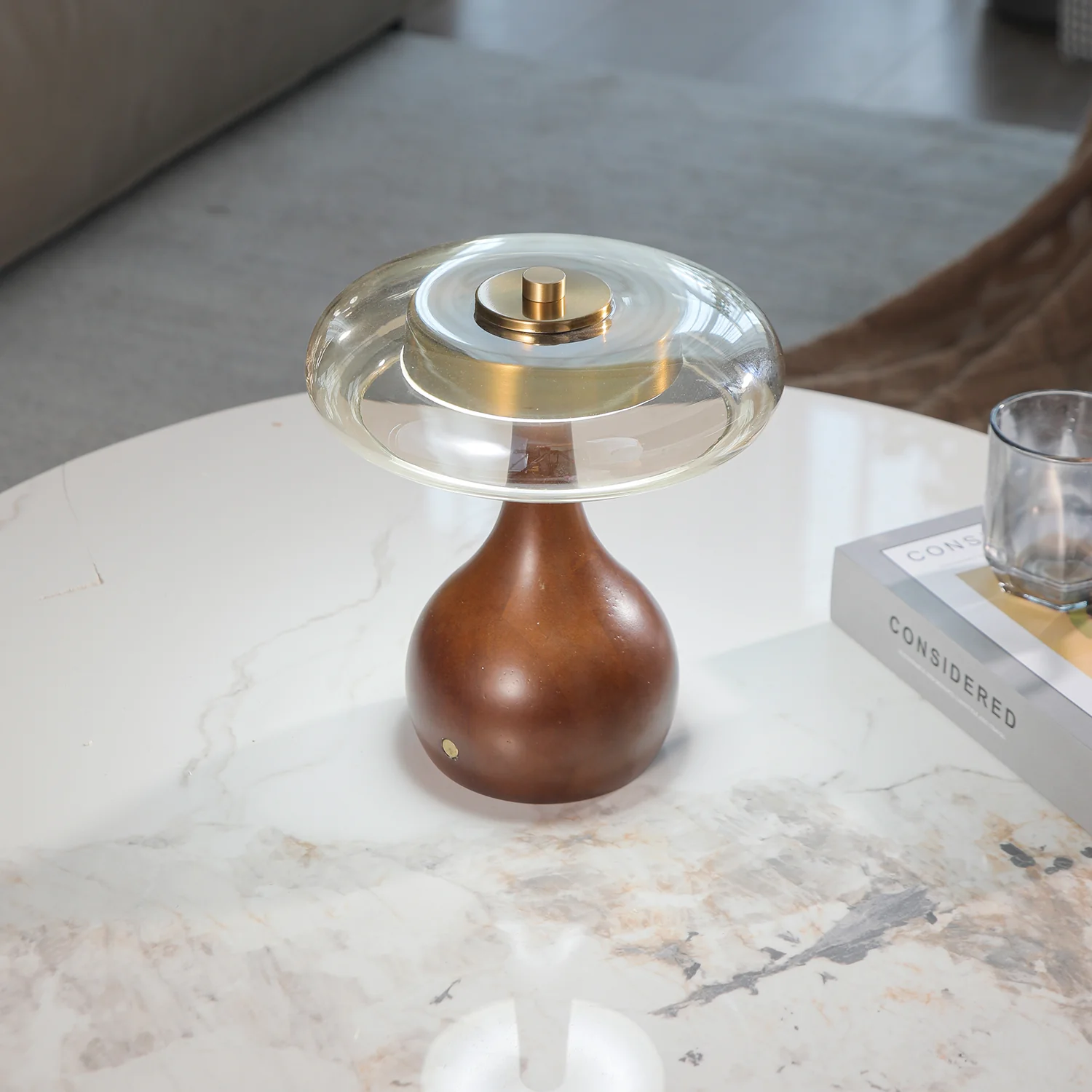 Настольный светильник Theo - ∅22см x 25см, орех, янтарь, USB-разъем