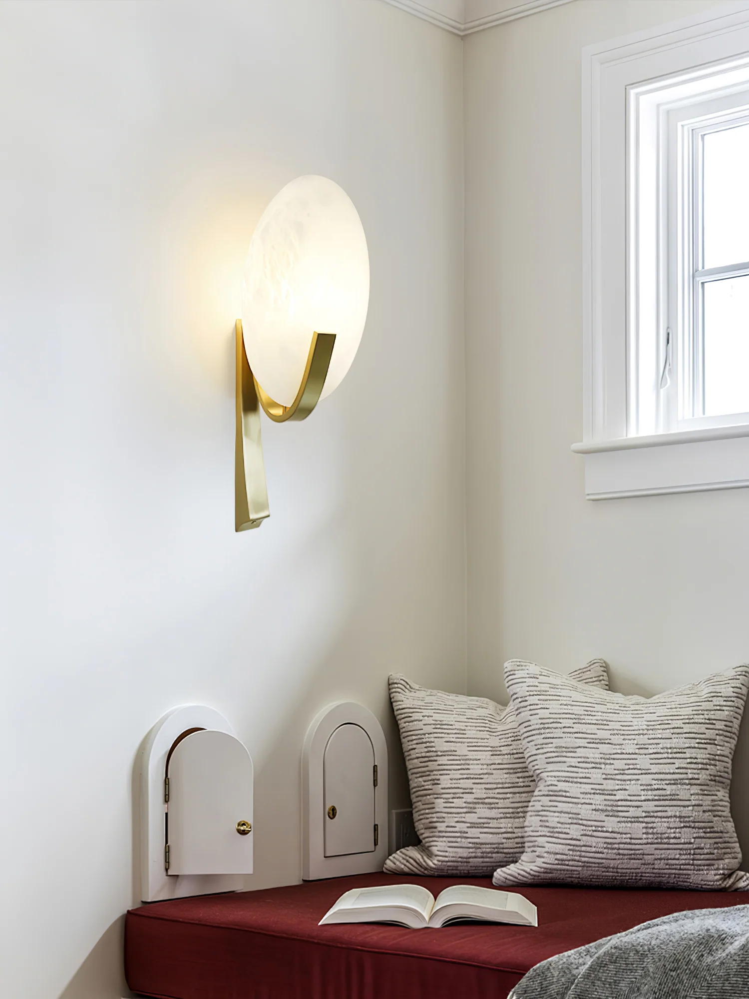 Alice Alabaster Wall Lamp - ∅ 7.9″ x H 19.7″ / Black & Warm Light / Set Of 2