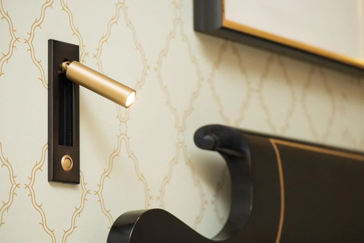 Настенный светильник Embedded Bedside Sconce - прямоугольник, кнопочный переключатель, ∅5см x 18см, матовый черный, медь, теплый свет