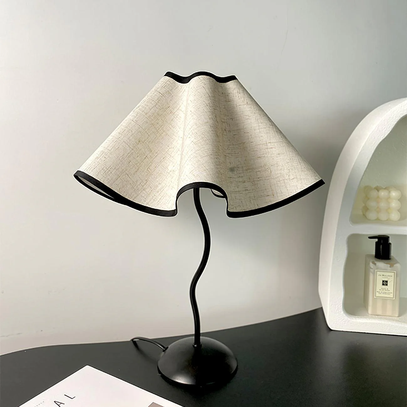 Cora Table Lamp - ∅ 14.1″ x H 18.5″ / Dia 36cm x H 47cm / Black+White Linen / UK plug