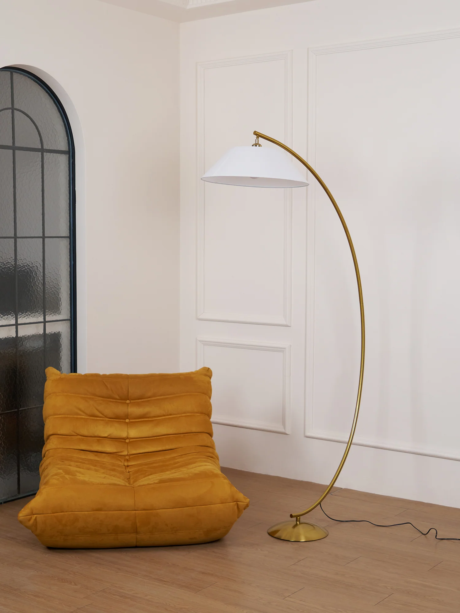 Circo Floor Lamp - ∅ 34.4″ x H 70.9″ / Gold+White / US plug