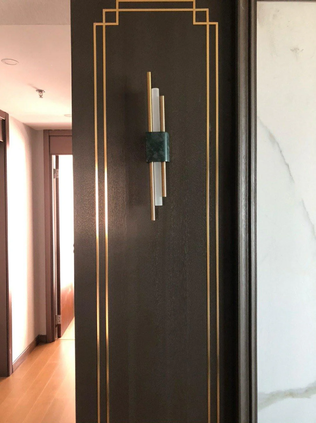 Tanto Wall Light - ∅ 3.9″ x H 23.6″ Set of 2 / White Marble & Gold / Cool Light