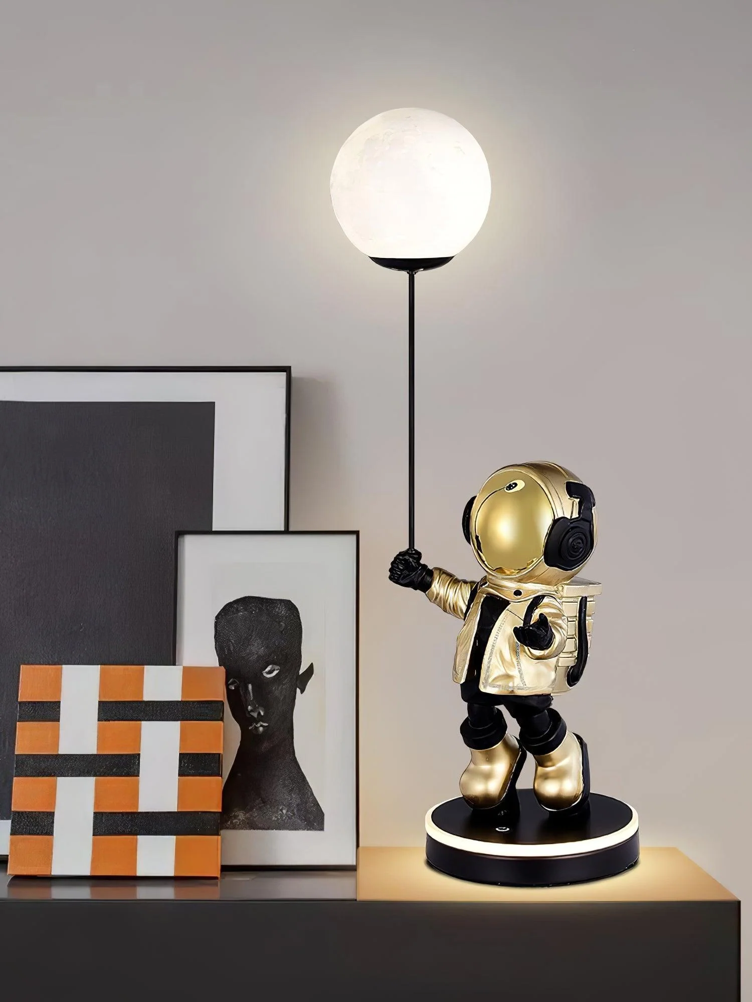 Astronaut and Planet Lamp - Model B Silver / AU plug / Warm Light