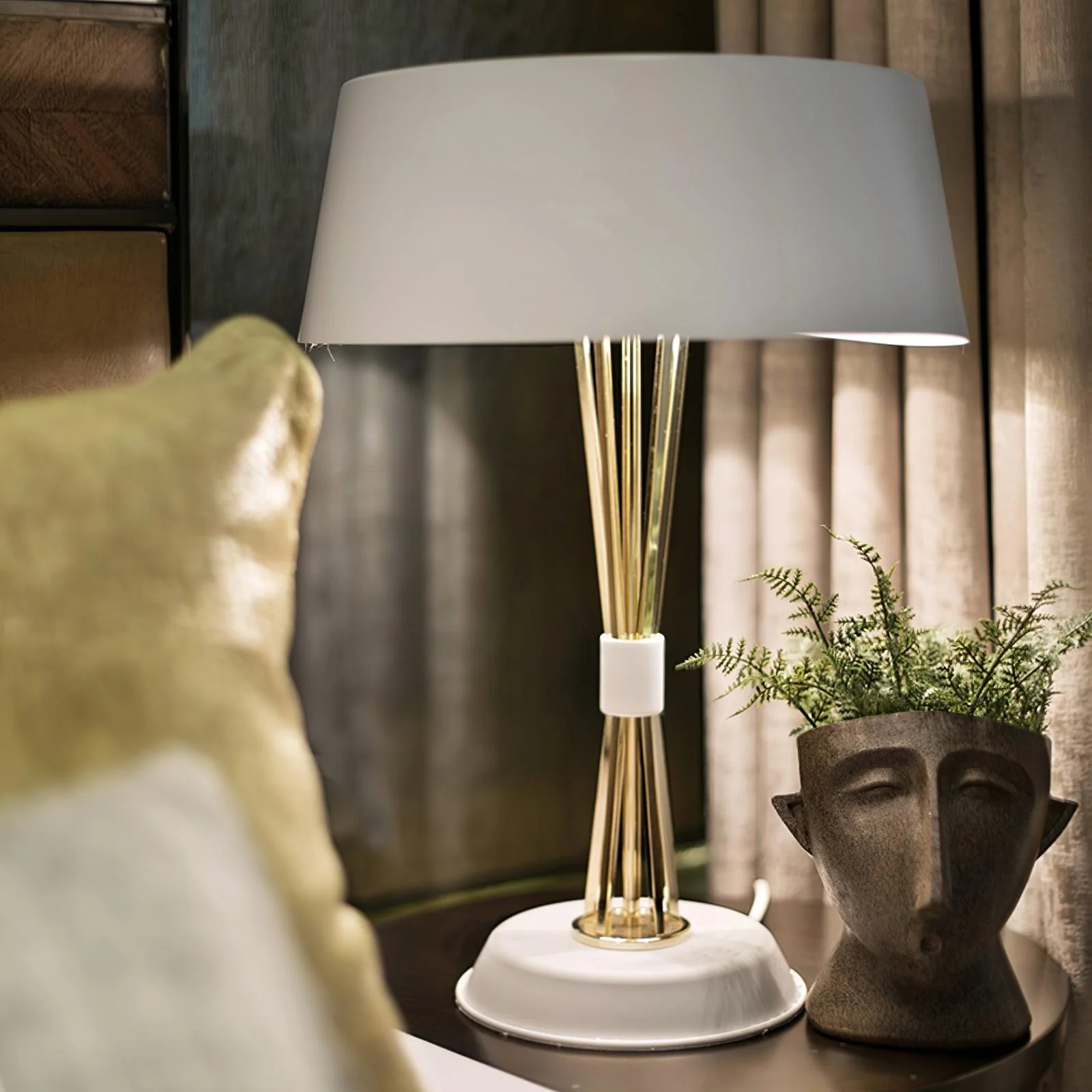 Lowrider Table Lamp - ∅ 13.7″ x H 18.8″ / Dia 35cm x H 48cm / White / US plug