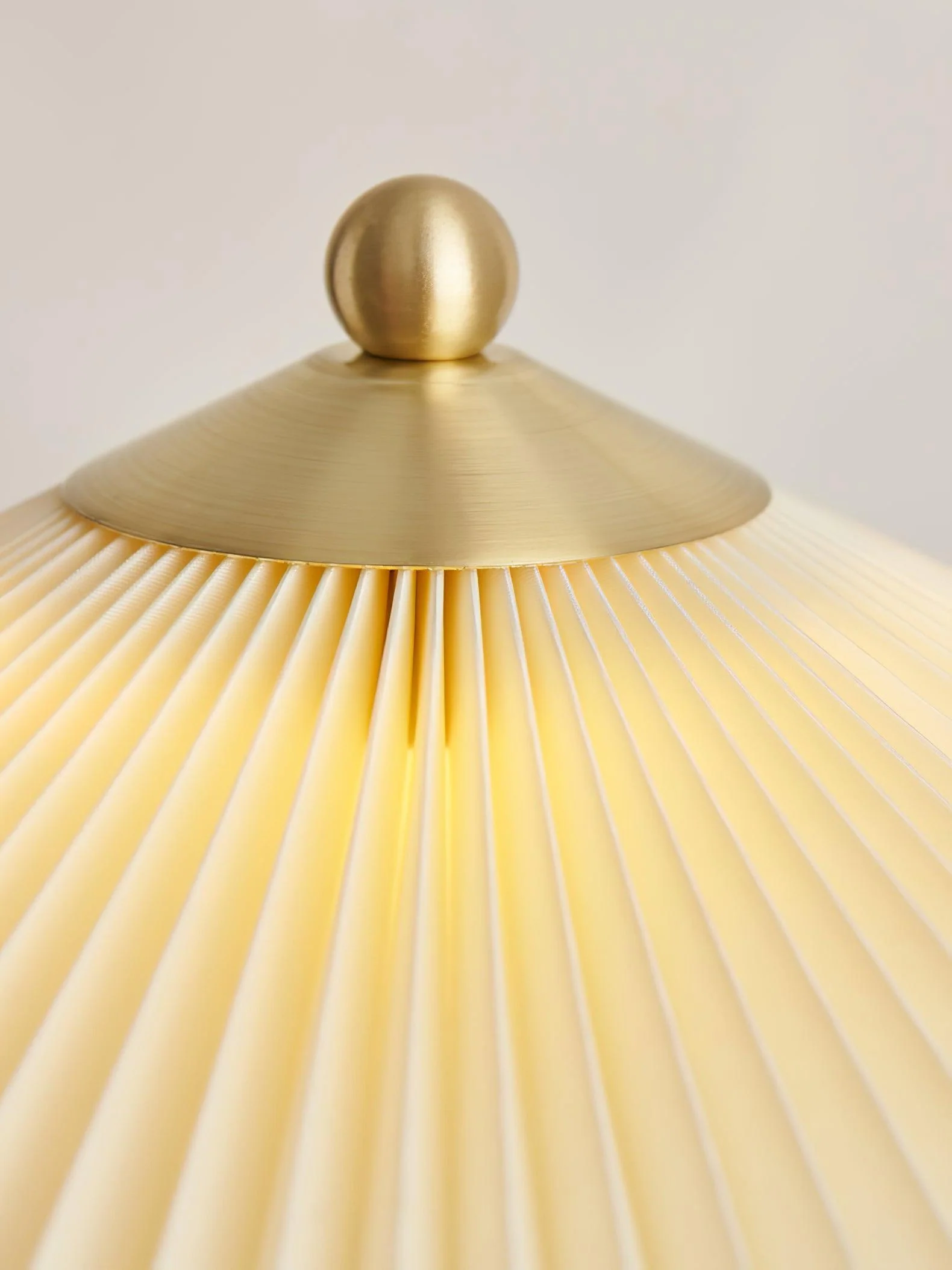 Настольный светильник Perla Pleated - ∅36см x 43см, золотой