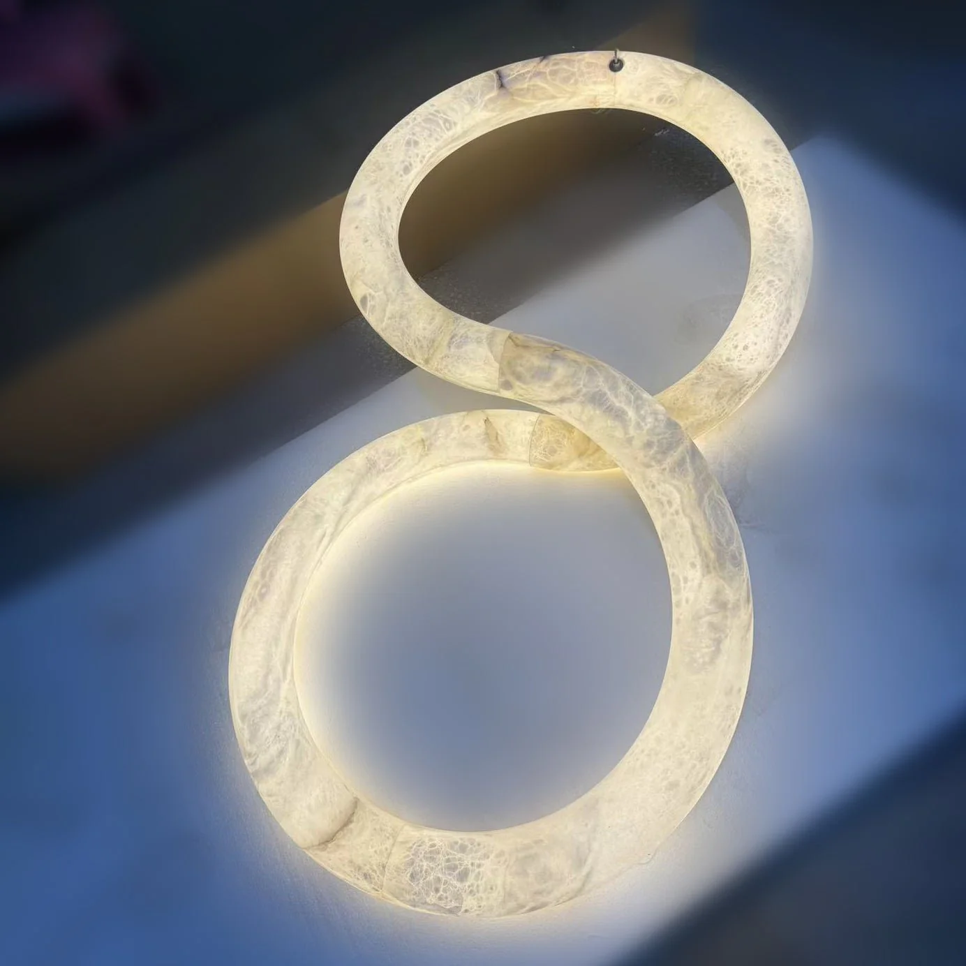 Подвесной светильник Infinity - модель A 150см x 90см x 60см, коричневая кожа, латунь, белый алебастр, теплый свет