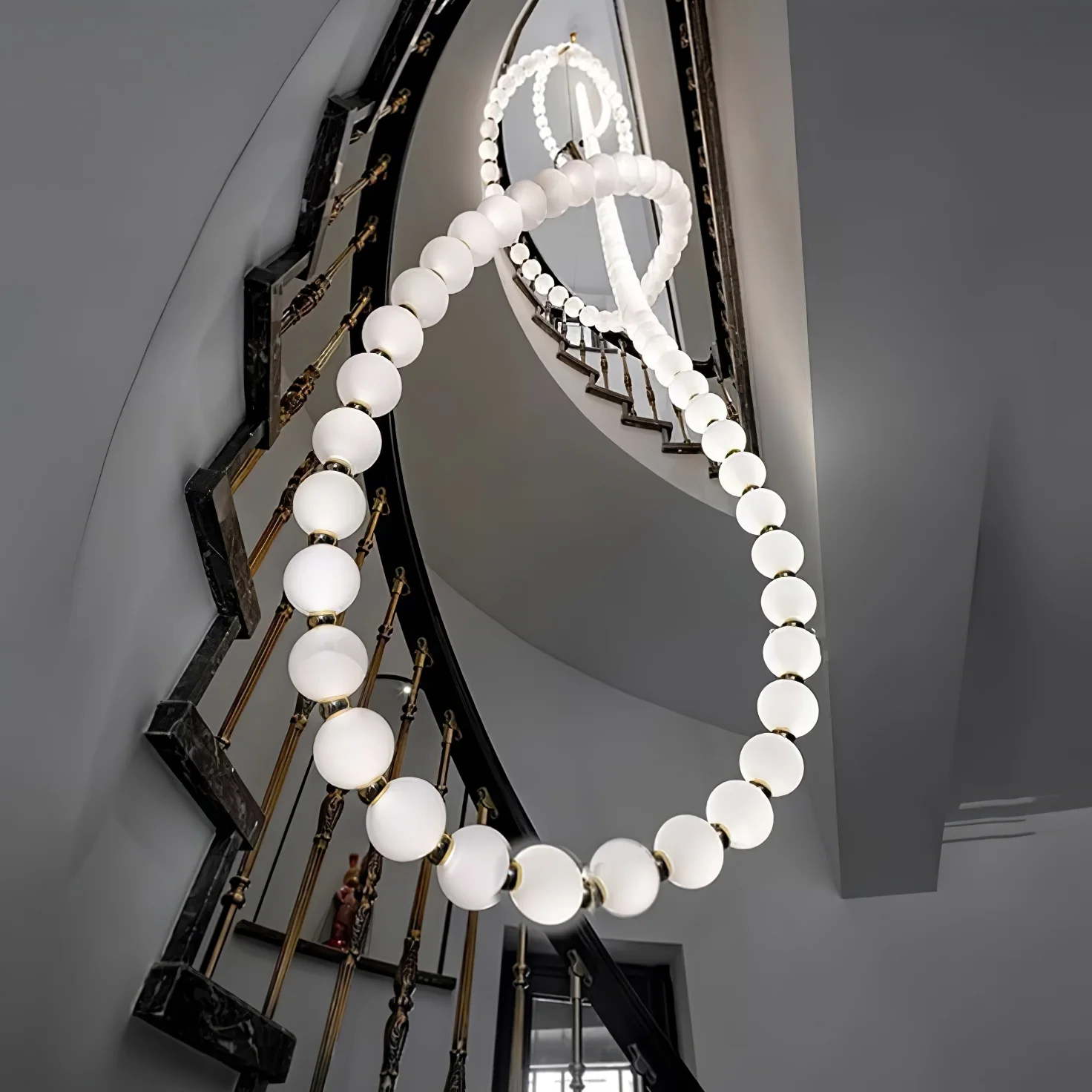 Люстра Pearl Necklace Balls - 23 плафона ∅10см x 250см, золотой, белый, пульт ДУ, диммер