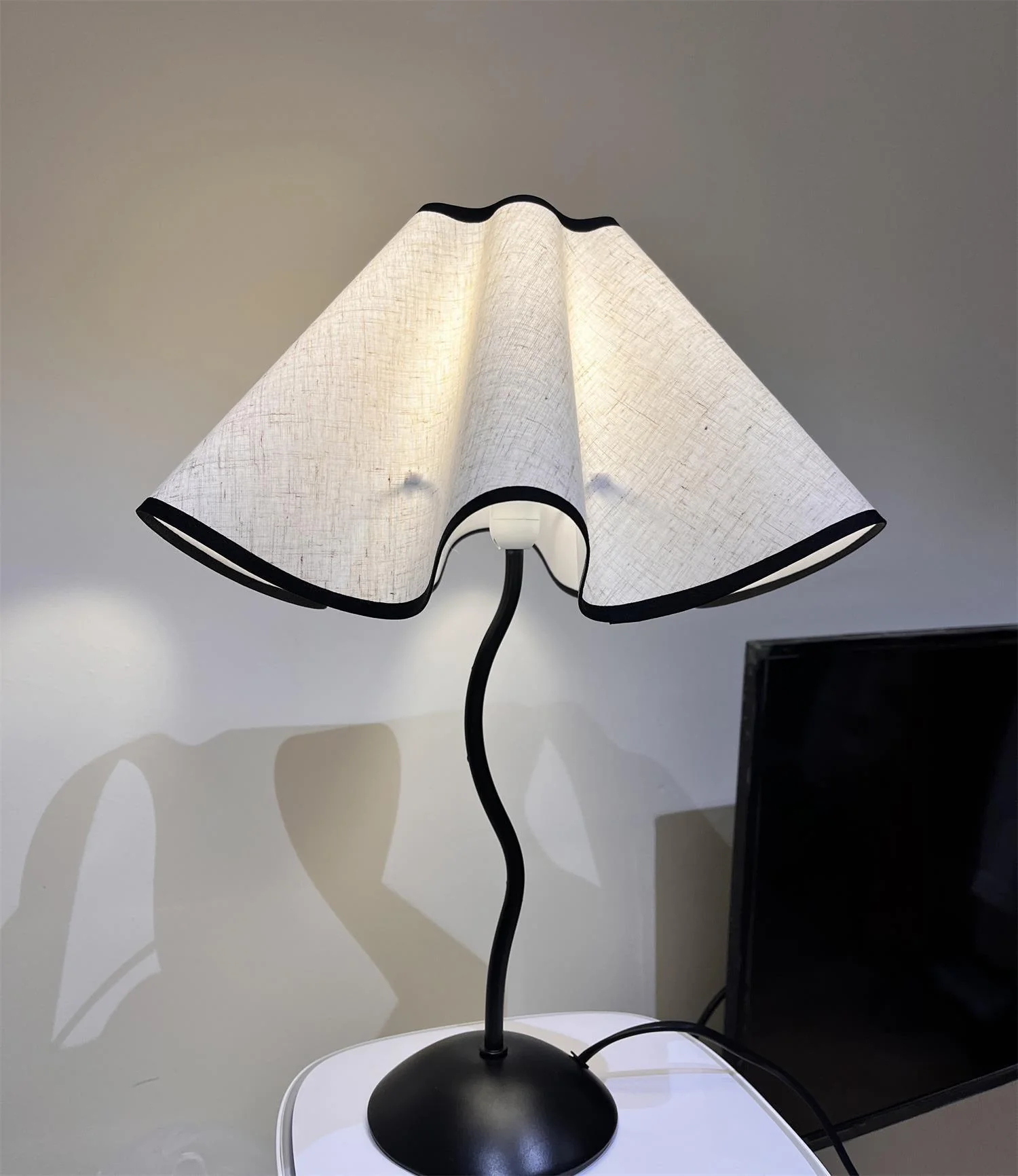 Cora Table Lamp - ∅ 14.1″ x H 18.5″ / Dia 36cm x H 47cm / Black+White Linen / UK plug