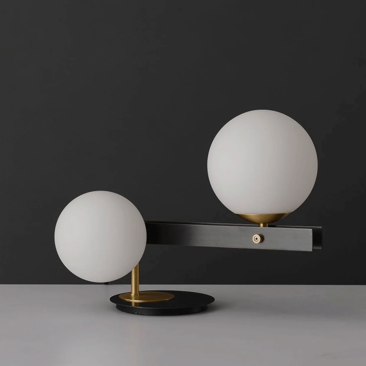 Planeta Table Lamp - ∅ 13.7″ x H 10.6″ / Dia 35cm x H 27cm / Brass+Black / US plug