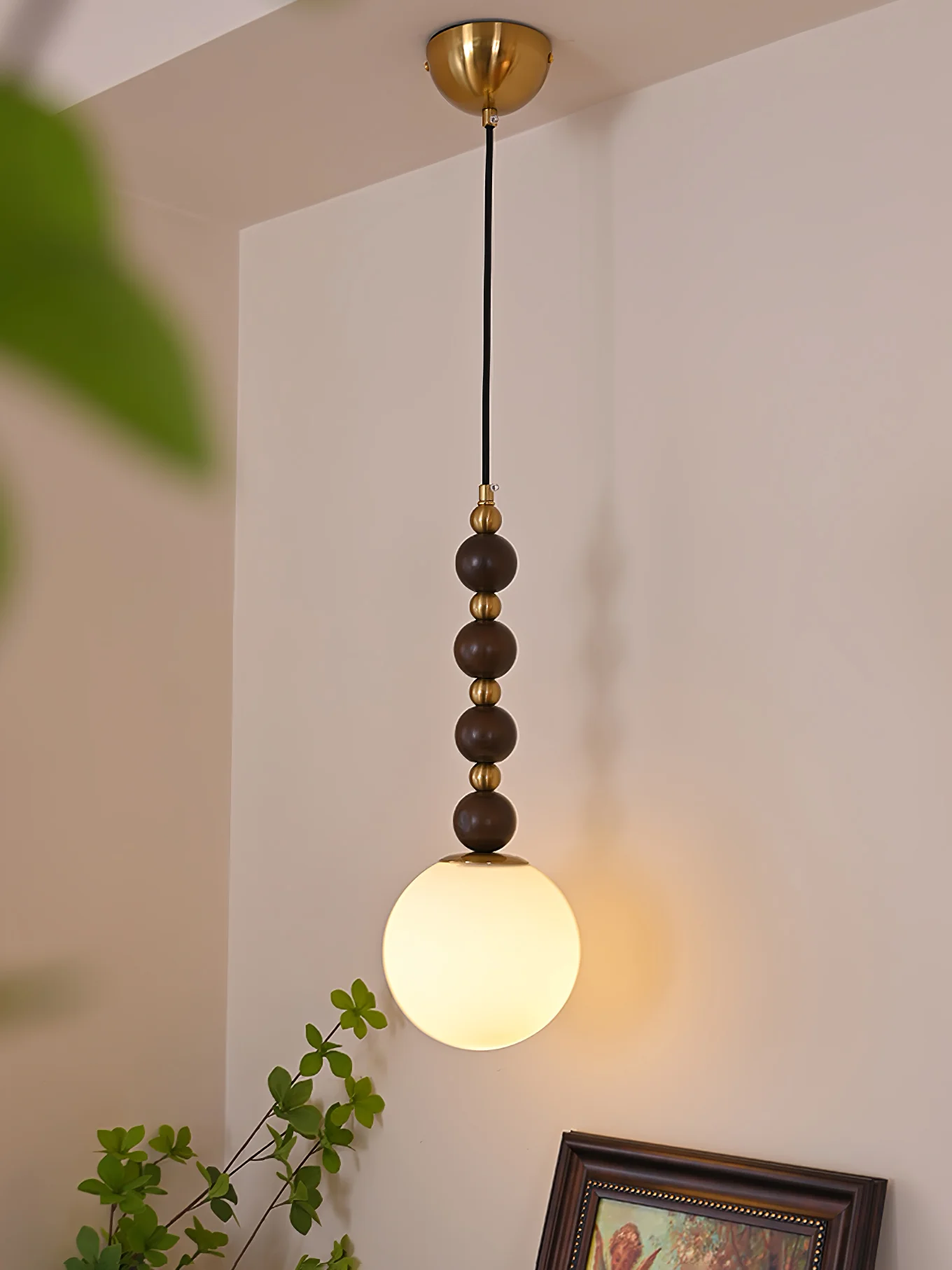 Подвесной светильник Vertical Walnut Balls - ∅15см x 45см, орех, золотой