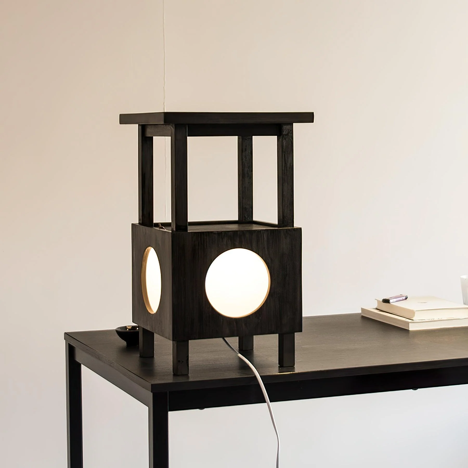 Настольный светильник Cubby Mobile - 30см x 30см x 55см, цвет вишни, матовый белый