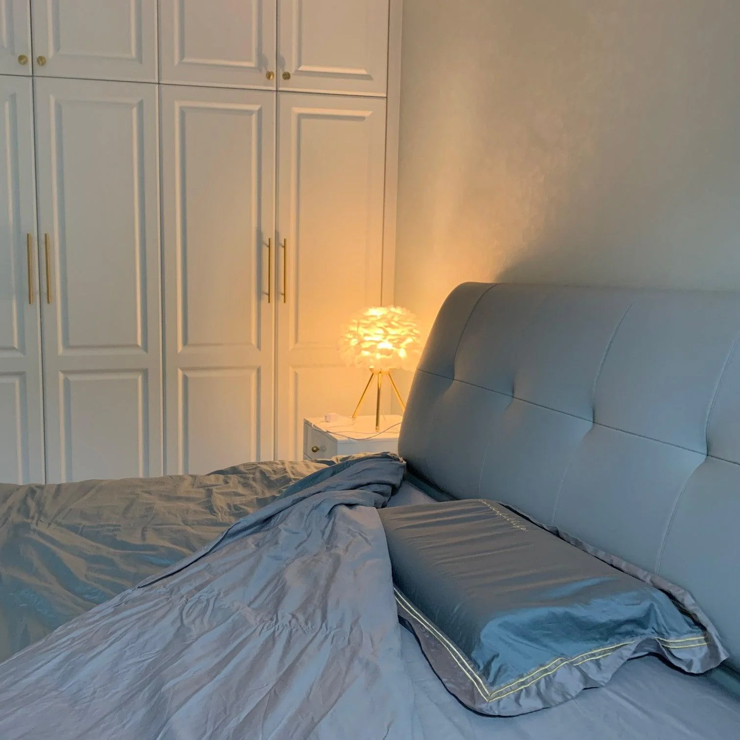 Goose Feather Table Lamp - ∅ 13.8″ x H 18.5″ / Dia 35cm x H 47cm / Gold+Grey / UK plug