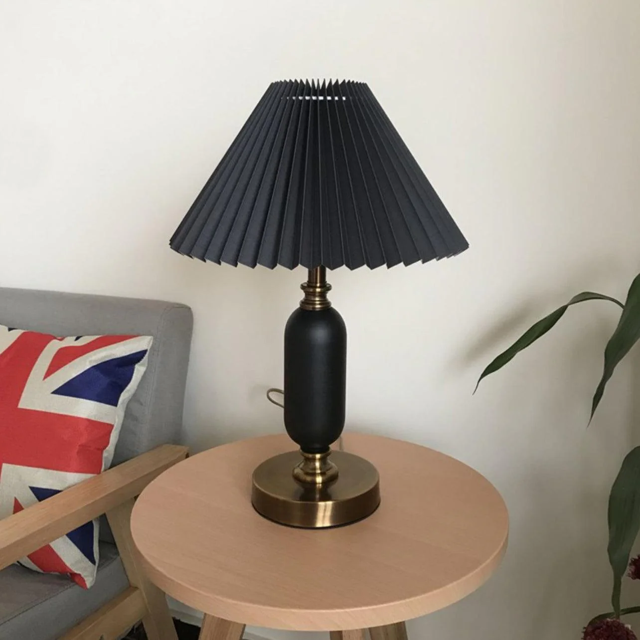 Classic Antique Table Lamp - ∅ 9.4″ x H 17.7″ / Dia 24cm x H 45cm / Model B / UK plug