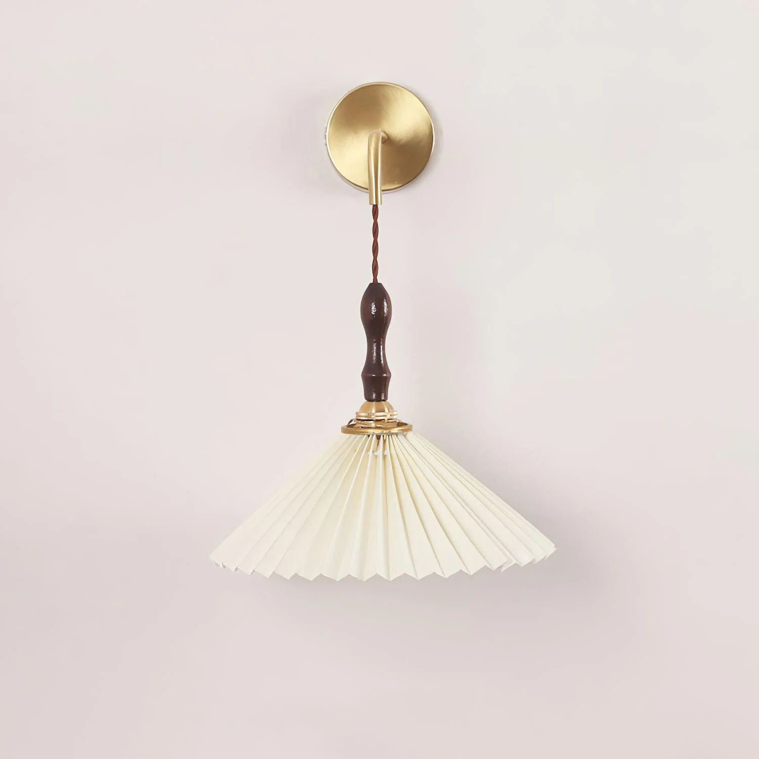 Настенный светильник Pleated Wooden - ∅31см x 23см, бронза, орех, белый